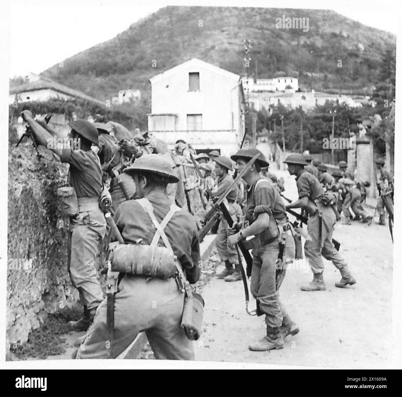 Männer des 5. Bataillons, Hampshire Regiment, des 5. Army Builders & Contractors Department überqueren eine neue Brücke während der Invasion Italiens. Stockfoto