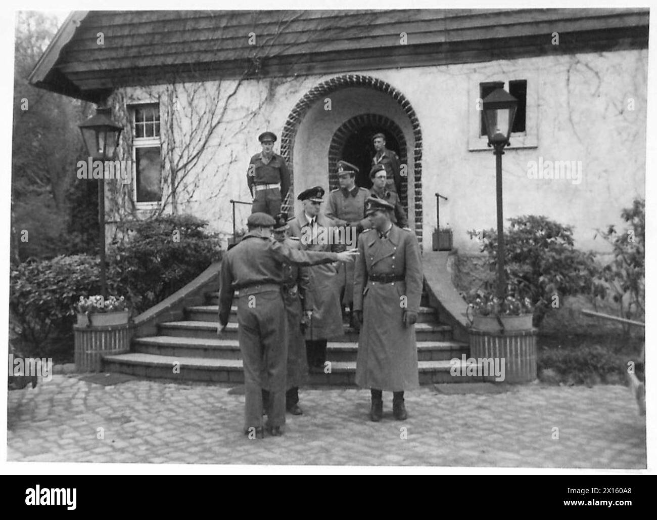 Deutsche Delegierte verlassen das Hauptquartier von General Ewart, nachdem sie der britischen Armee, 21. Armeegruppe, Friedensbedingungen vorgelegt haben. Stockfoto