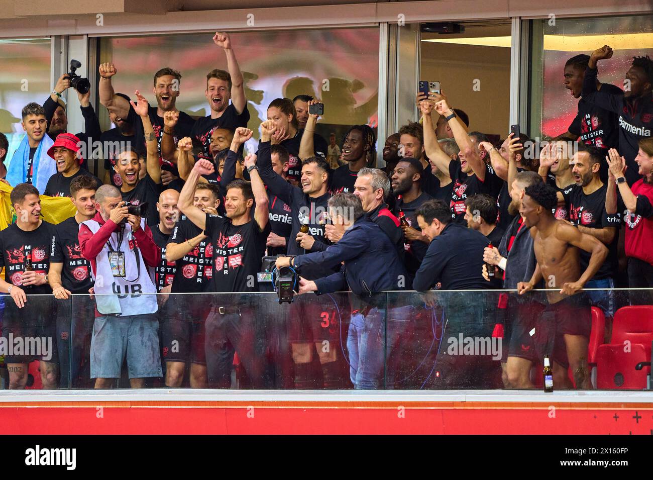 Xabi Alonso, Trainer, Headcoach teammanager Leverkusen, Jonas Hofmann, Lev 7 mit Trophäenduplizierung, Jeremie FRIMPONG, LEV 30 , Lukas HRADECKY, Torhüter Lev 1 Robert Andrich, Lev 8 Odilon Kossounou, Lev 6 Victor Boniface, Lev 22 Jonathan TAH, Lev 4 Granit Xhaka, Lev 34 nach dem Spiel BAYER 04 LEVERKUSEN – SV WERDER BREMEN 5-0 am 14. April 2024 in Leverkusen. Saison 2023/2024, 1.Bundesliga, Spieltag 29, 29.Spieltag © Peter Schatz / Alamy Live News - DFL-VORSCHRIFTEN VERBIETEN DIE VERWENDUNG VON FOTOGRAFIEN als BILDSEQUENZEN und/oder QUASI-VIDEO - Stockfoto