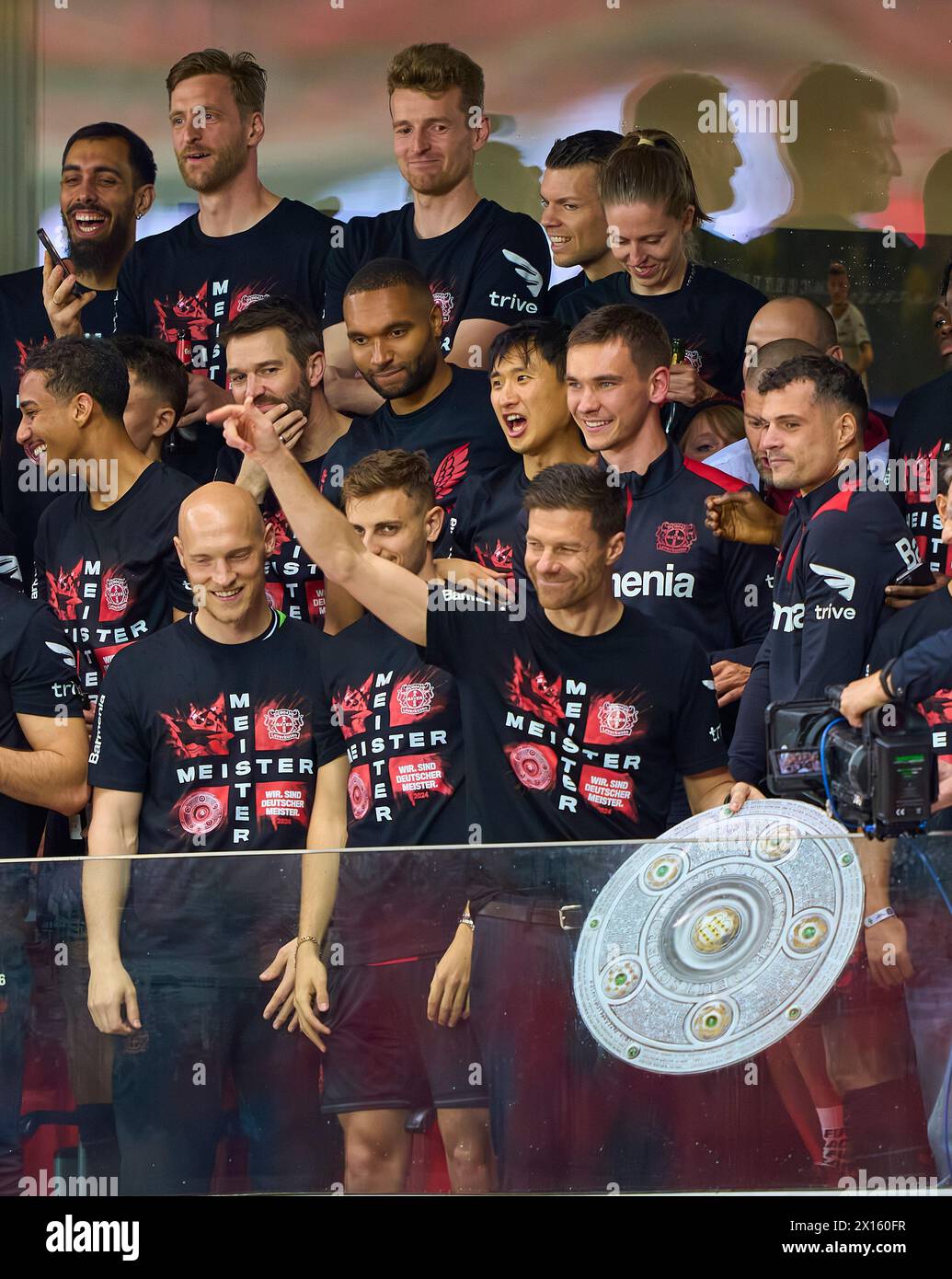 Xabi Alonso, Trainer, teammanager Leverkusen, mit Duplikat der Trophäe, Jeremie FRIMPONG, LEV 30 , Lukas HRADECKY, Torhüter Lev 1 Robert Andrich, Lev 8 Odilon Kossounou, Lev 6 Victor Boniface, Lev 22 Jonathan TAH, Lev 4 Granit Xhaka, Lev 34 Josip Stanisic, Lev 2 nach dem Spiel BAYER 04 LEVERKUSEN - SV WERDER BREMEN 5-0 am 14. April 2024 in LEVERKUSEN, Deutschland. Saison 2023/2024, 1.Bundesliga, Spieltag 29, 29.Spieltag © Peter Schatz / Alamy Live News - DFL-VORSCHRIFTEN VERBIETEN DIE VERWENDUNG VON FOTOGRAFIEN als BILDSEQUENZEN und/oder QUASI-VIDEO - Stockfoto