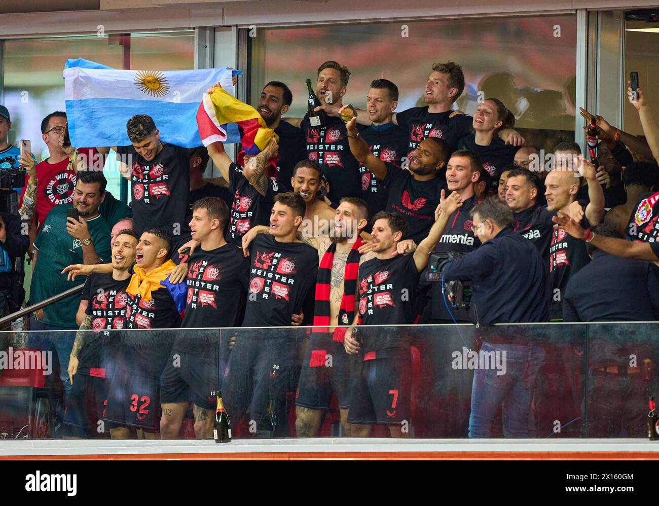 Florian Wirtz, Lev 10 Xabi Alonso, Trainer, Headcoach teammanager Leverkusen, Jonas Hofmann, Lev 7 mit Trophäenduplizierung, Jeremie FRIMPONG, LEV 30 , Lukas HRADECKY, Torhüter Lev 1 Robert Andrich, Lev 8 Odilon Kossounou, Lev 6 Victor Boniface, Lev 22 Jonathan TAH, Lev 4 Granit Xhaka, Lev 34, Lev Lev 2 nach dem Spiel BAYER 04 LEVERKUSEN - SV WERDER BREMEN 5-0 am 14. April 2024 in Leverkusen. Saison 2023/2024, 1.Bundesliga, Spieltag 29, 29.Spieltag © Peter Schatz / Alamy Live News - DFL-VORSCHRIFTEN VERBIETEN DIE VERWENDUNG VON FOTOGRAFIEN als BILDSEQUENZEN und/oder QUASI-VID Stockfoto