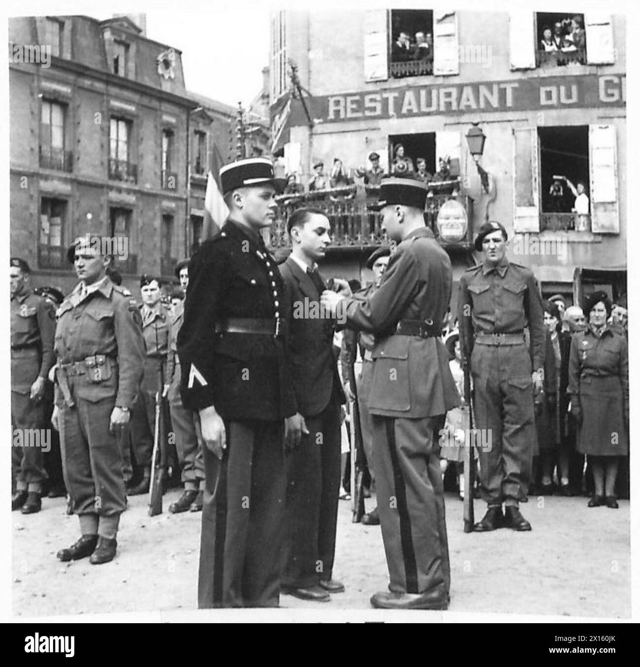 Gendarme Gouget und Civilian Mercader erhalten den Croix de Guerre für die Führung im französischen Untergrund; Gouget führte die ersten britischen Truppen während der Operationen der britischen Armee, der 21. Armeegruppe, nach Bayeux. Stockfoto