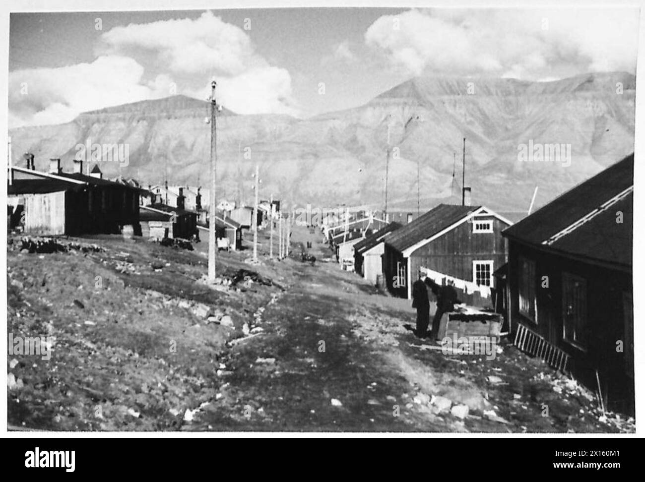 Blick auf eine norwegische Siedlung und den umliegenden Fjord, wie während eines Aufklärungsangriffs der britischen Armee auf Spitzbergen beobachtet. Stockfoto