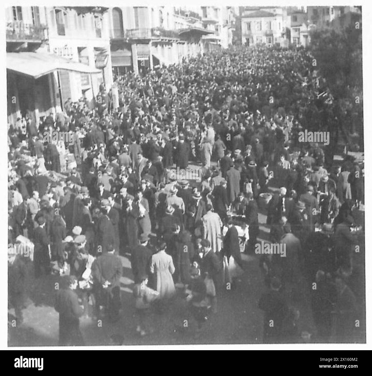 Ein überfüllter Marktplatz in Athen, Griechenland, zeigt, dass das tägliche zivile Leben unter der Anwesenheit der britischen Armee wieder aufgenommen wird. Stockfoto
