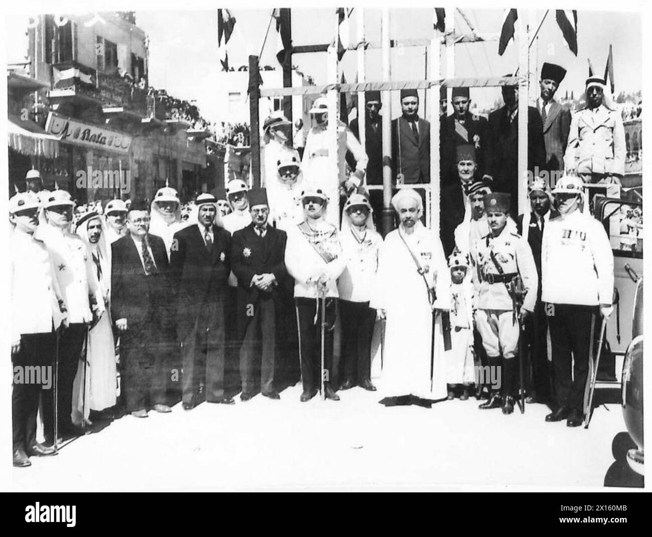 Der Emir hält eine Rede auf dem Gemeindeplatz während Transjordans Feier des Jahrestages von Lawrence's Revolt in der Wüste, dokumentiert von der britischen Armee. Stockfoto
