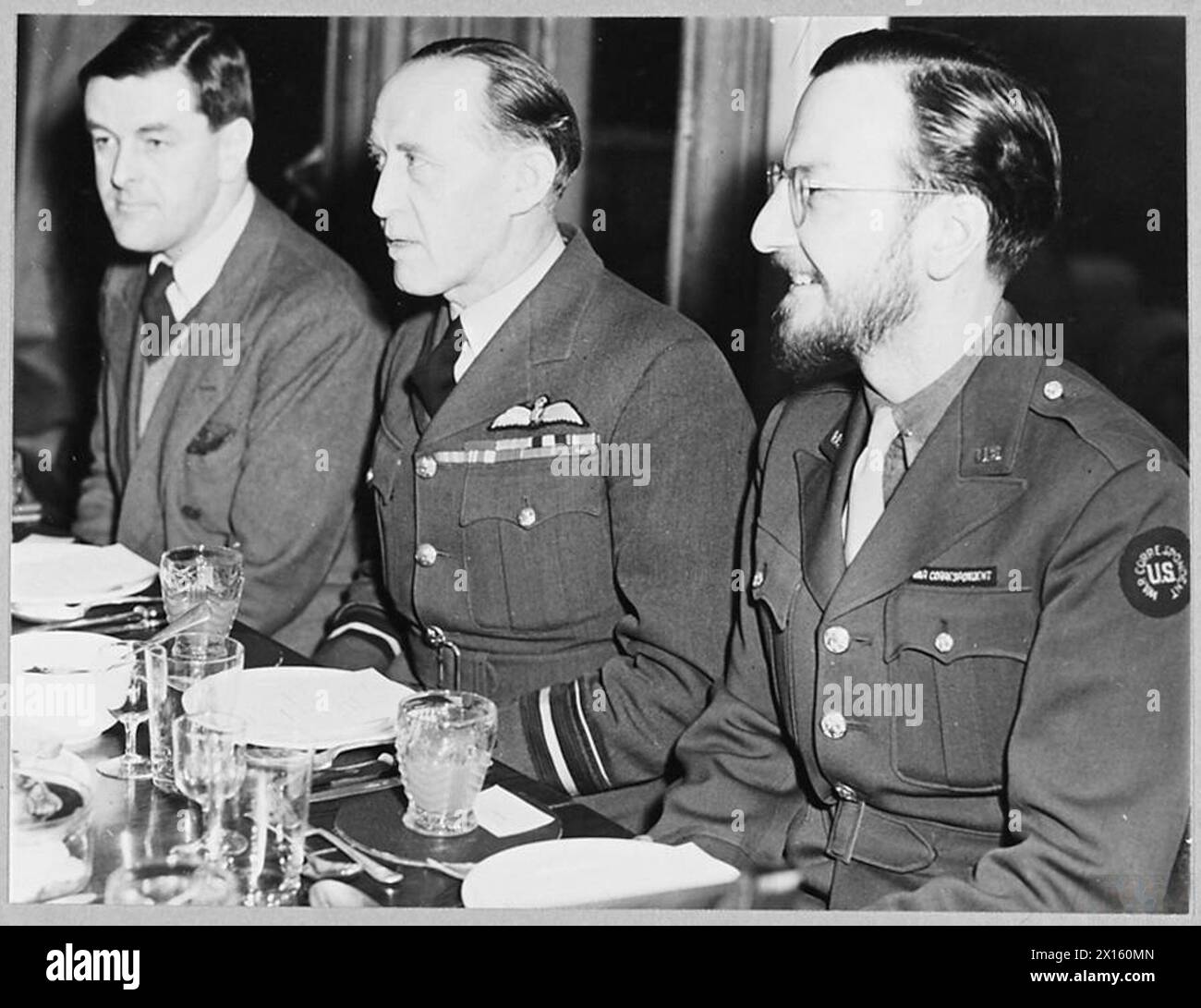 1944 traf Air Vice Marshal H.E.P. Wigglesworth die Journalisten Joe Evans von Newsweek und Ronald Walker von The News Chronicle während eines Briefings der Royal Air Force, in dem er die Alliierten Air Chiefs repräsentierte. Stockfoto