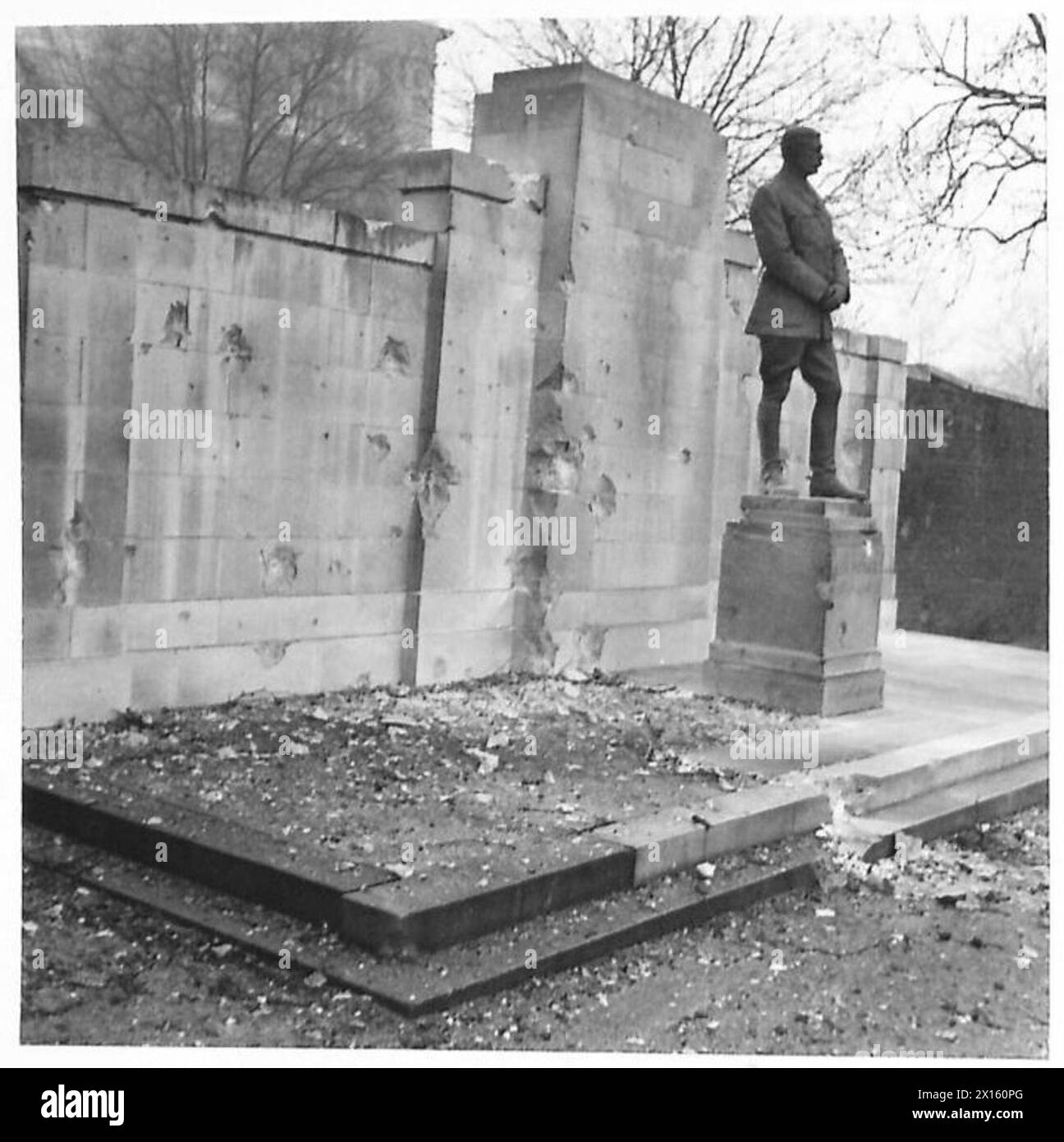 DOWNING STREET WURDE WÄHREND DES RAID BESCHÄDIGT - das Kitchener-Denkmal auf der Rückseite von No. 10 wurde während des RAID beschädigt. Trümmer sind um die Gedenkstätte herum zu sehen. Die Statue wurde an mehreren Stellen der British Army durchbohrt Stockfoto