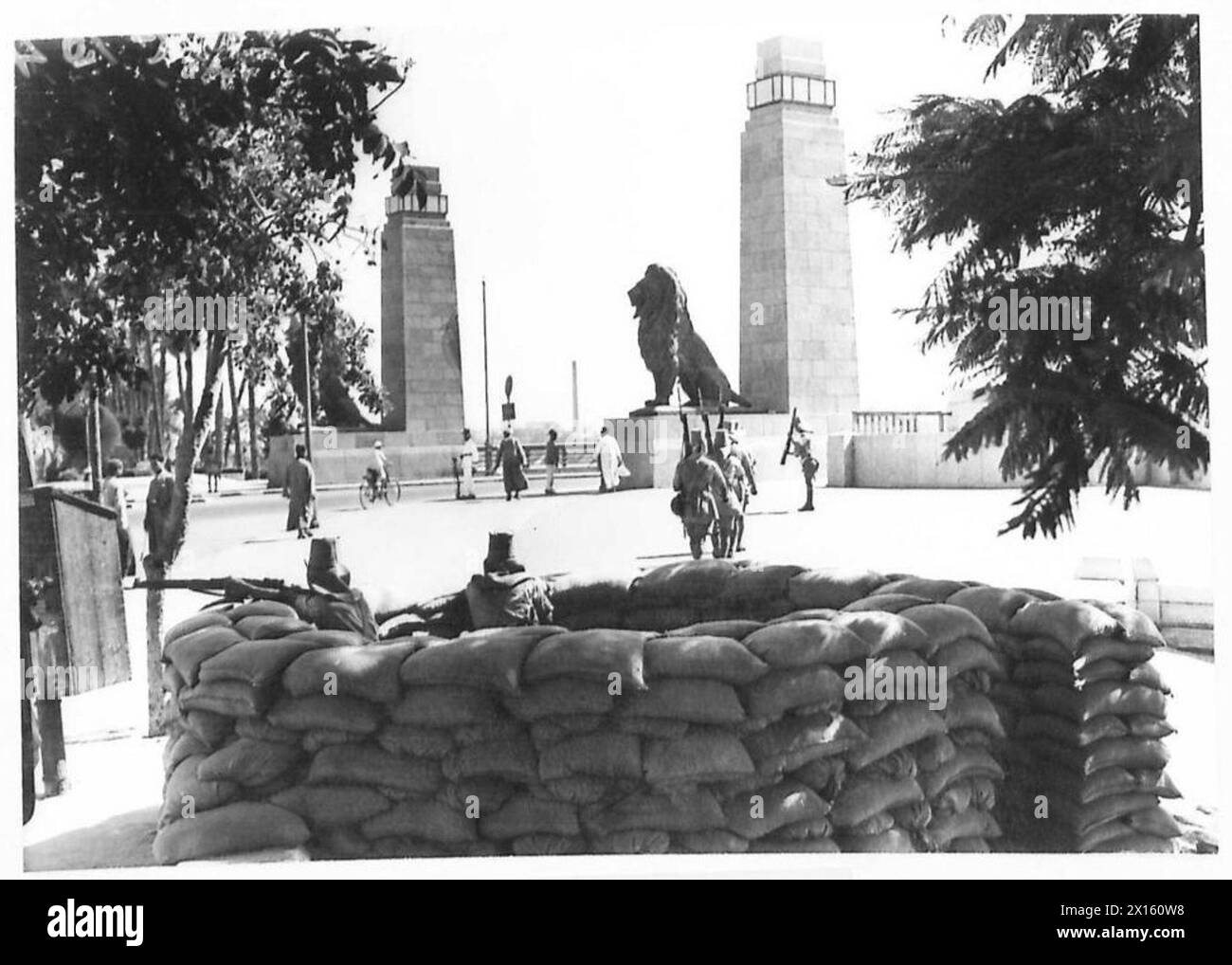 BEWACHT ÄGYPTENS BRÜCKEN UND FLÜSSE - einer der SANDGESÄUMTEN Bren-Waffenpfosten am Eingang zu einer der Brücken der britischen Armee in Kairo Stockfoto