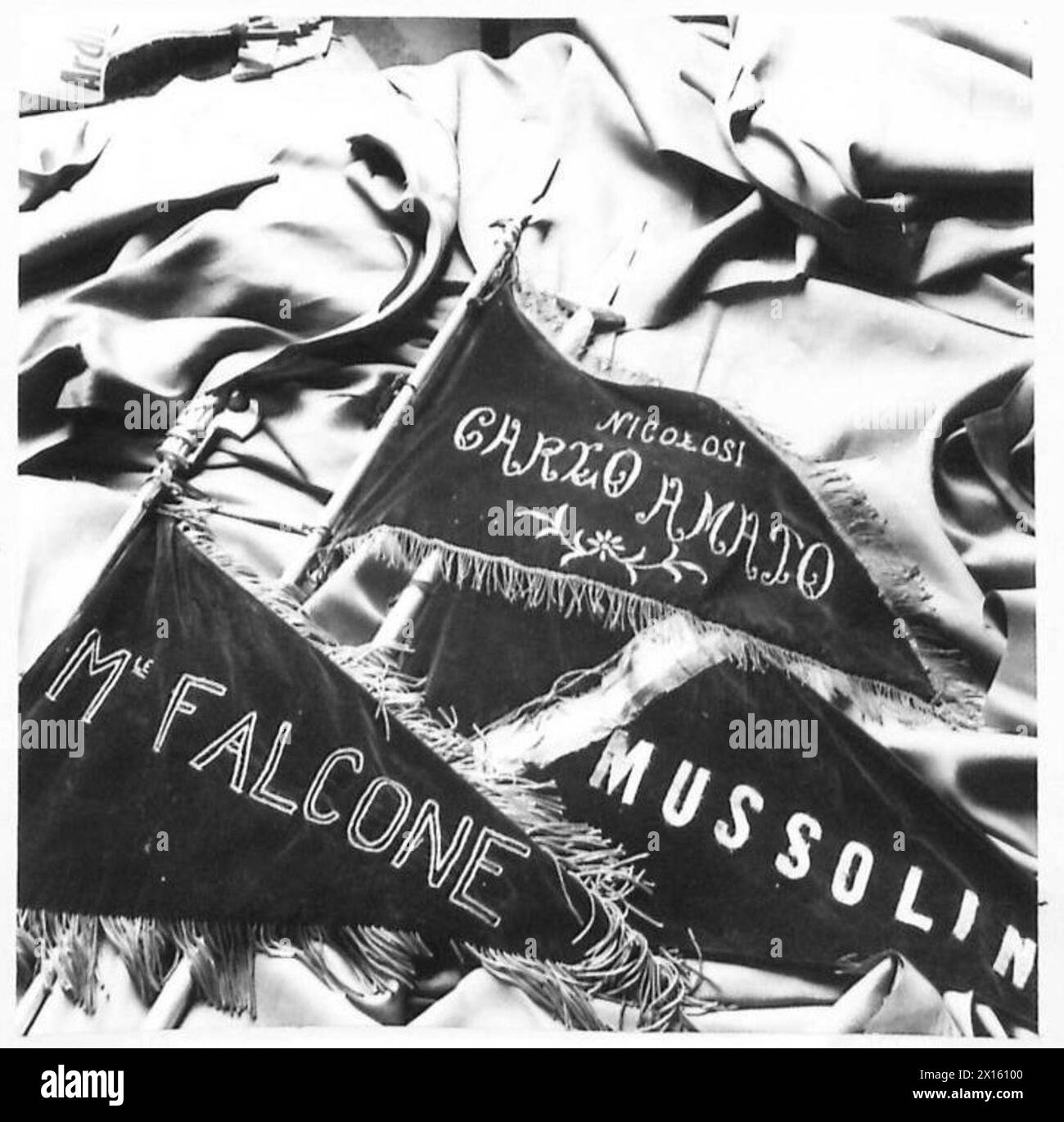 Parteiflaggen des faschistischen Regimes verstreut über Räume in Catania nach militärischer Besatzung. Stockfoto