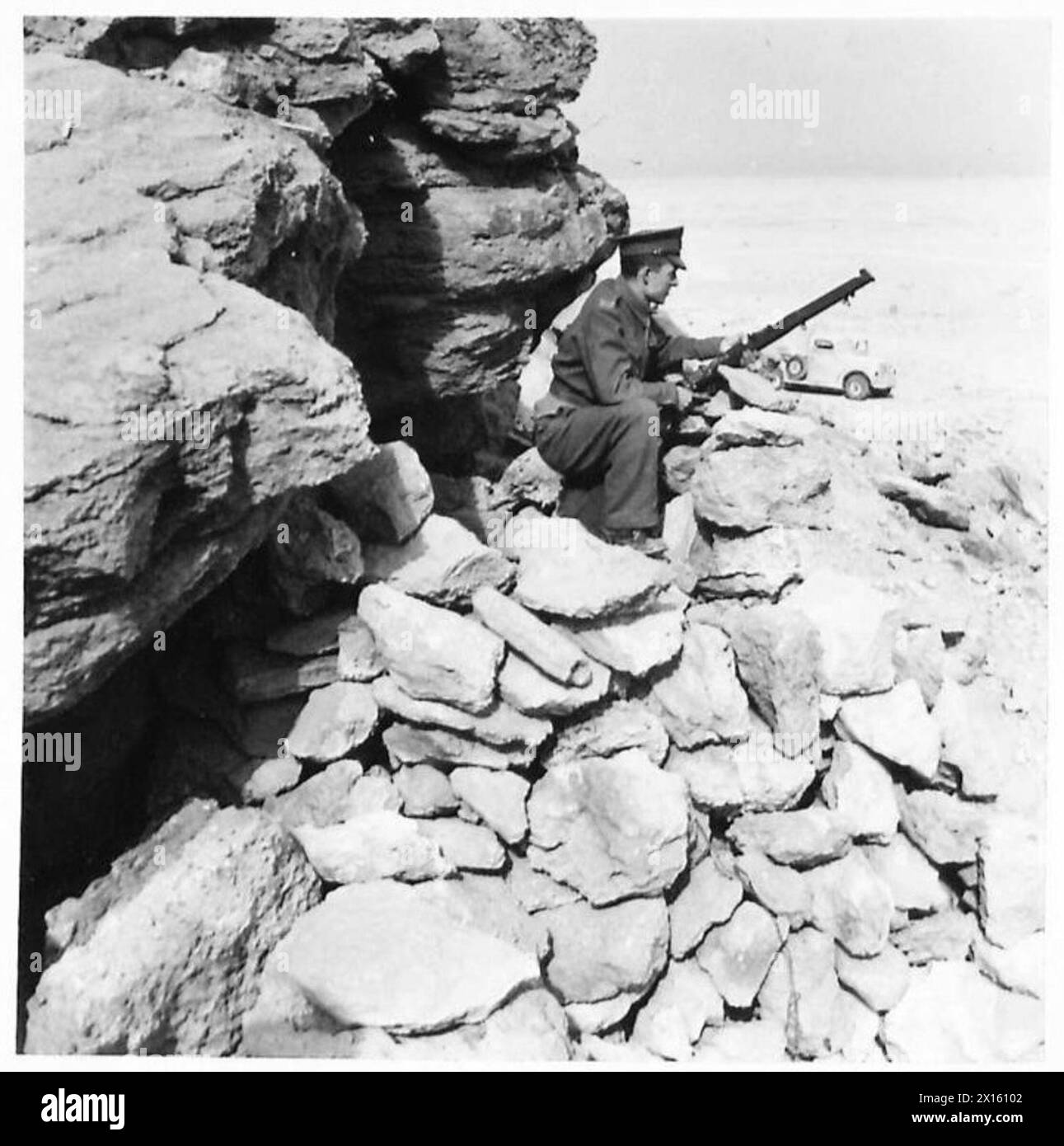 Die Tiere des Bodenstabs und der Offiziere werden beobachtet, wie sie in der First Greek Fighter Squadron der britischen Armee interagieren. Stockfoto