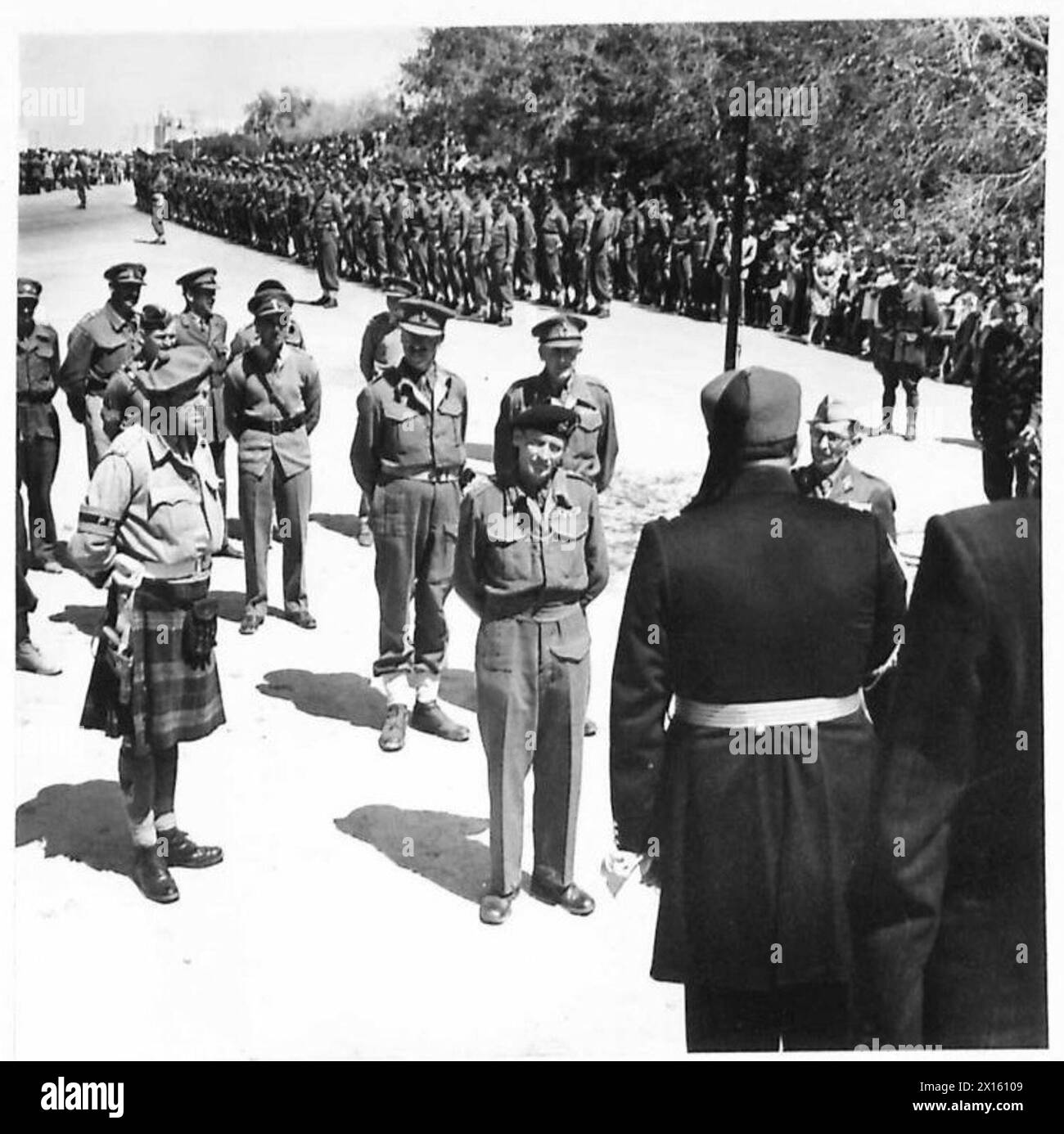 In Sousse hält ein einheimischer Häuptling während des Empfangs von General Montgomery eine Rede im Namen der lokalen Bevölkerung, die von britischen Armeepersonal beobachtet wird. Stockfoto