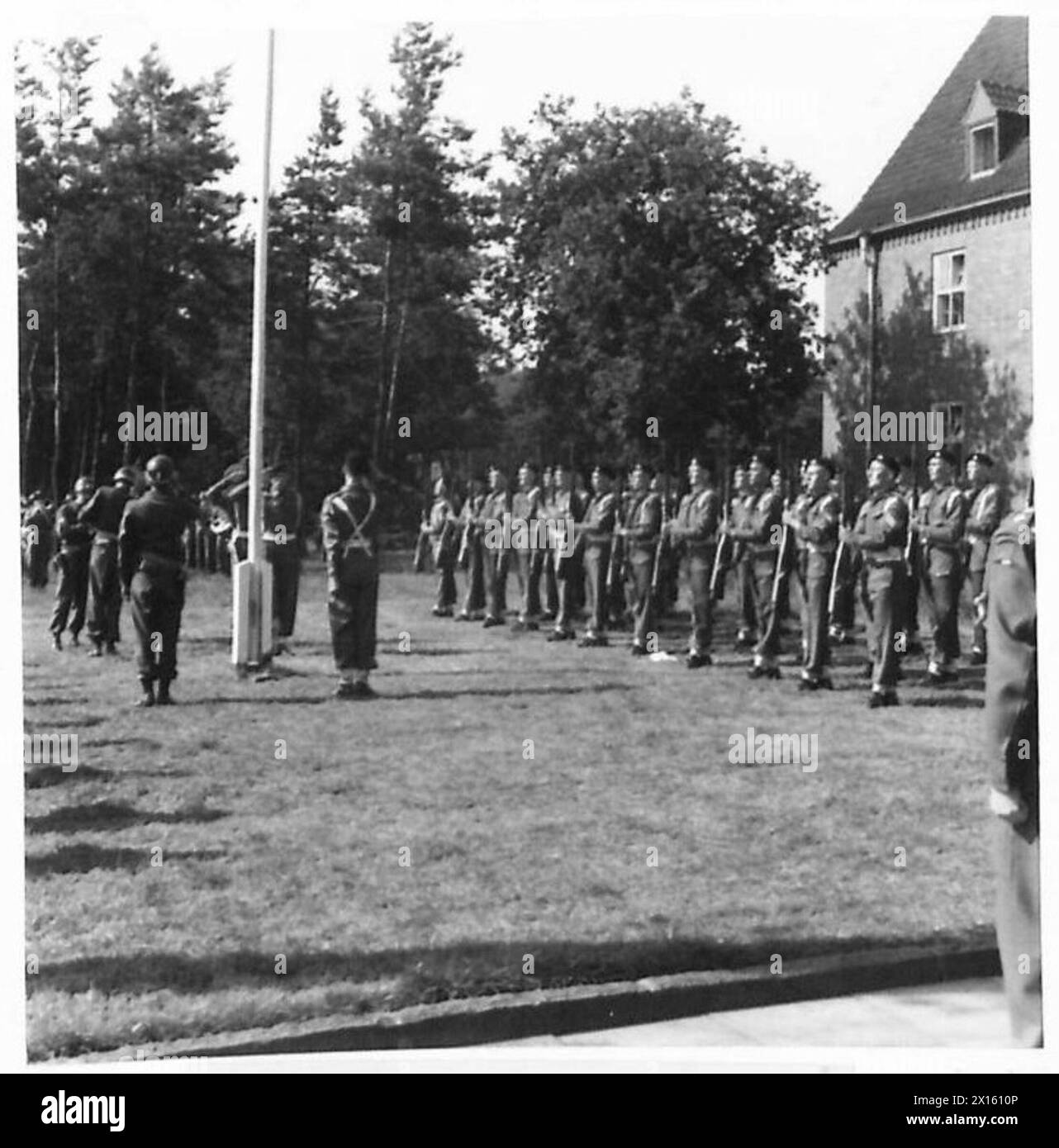 Britische Truppen übernehmen die Kontrolle von den amerikanischen Truppen in Hilden, wobei eine Ehrenwache Waffen überreicht. Stockfoto