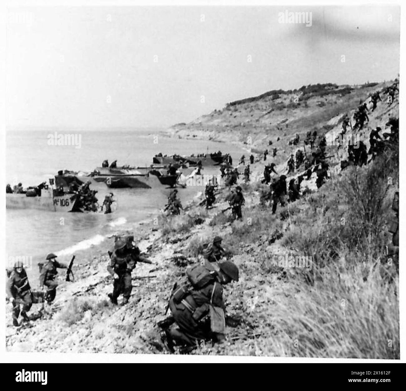 Truppen, die von Angriffslandebooten aussteigen und in vordefinierte Stellungen vorrücken, um feindliche Schwerpunkte während einer Landungsübung, British Army, anzugreifen. Stockfoto