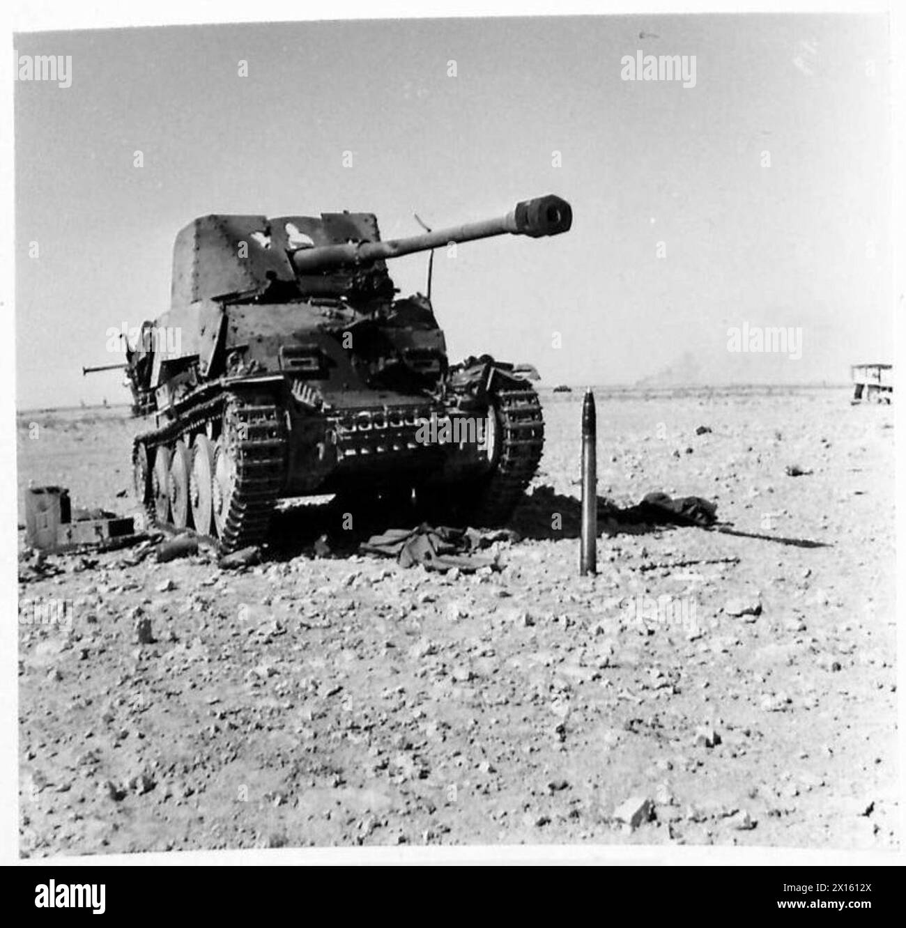 Polnische Zivilisten, einschließlich der Familie Kowalski, befinden sich im Bahnhof Teheran und bereiten sich darauf vor, nach der Entlassung aus sowjetischer Gefangenschaft gemäß dem Sikorski-Mayski-Abkommen im Jahr 1942 nach Ostafrika zu reisen. Stockfoto