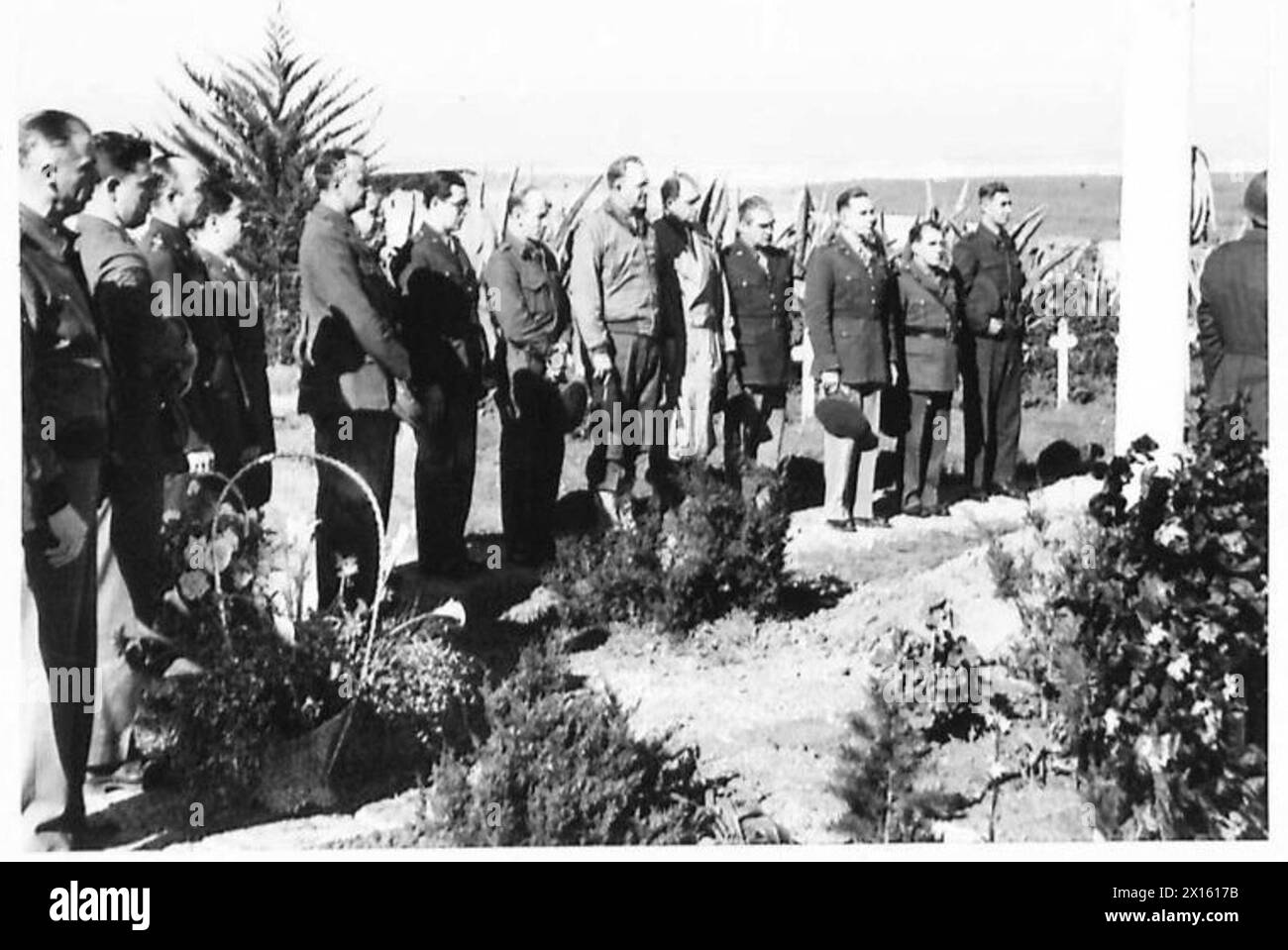 Alliierte Kriegskorrespondenten nahmen während des Tunesienfeldzugs (November 1942–Mai 1943) an der Begräbnisfeier von Edouard Beaudry teil, nachdem er in Spanisch-Marokko getötet wurde; er wurde auf dem US-Kriegsfriedhof nahe Port Lyautey neben amerikanischen Soldaten begraben. Stockfoto