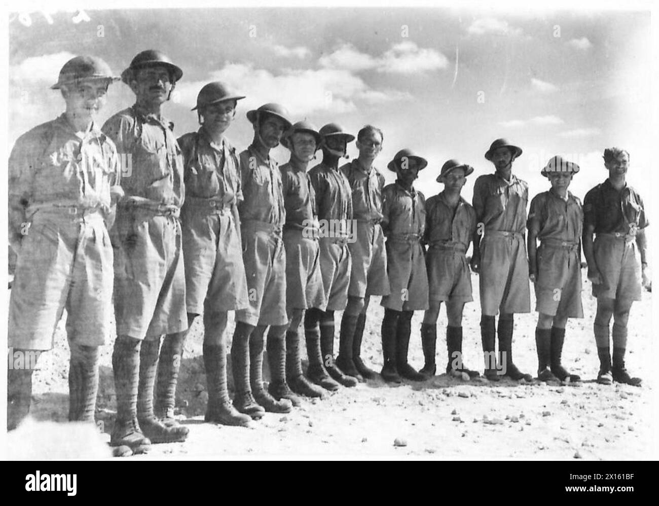 Fotos der britischen Armee in der Westwüste dokumentierten eine Gruppe von Männern aus verschiedenen Nationalitäten im A.P.C., darunter Rumänisch, Syrisch, Tschechisch, Türken, Russisch, Jemen, Ungarisch, Ägyptisch, Deutsch-Jude, transjordanisches, polnisches und österreichisches Personal. Stockfoto