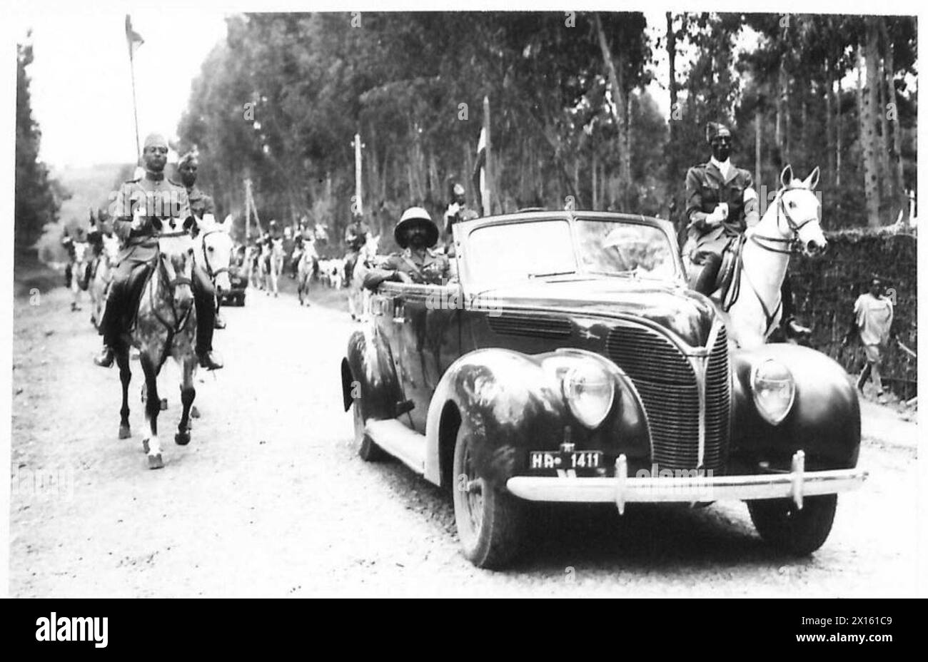 HAILLE SALASSIE BETRITT ADDIS ABEBA - den Kaiser in seinem Auto und zeigt seine sehr malerische berittene britische Armee Stockfoto