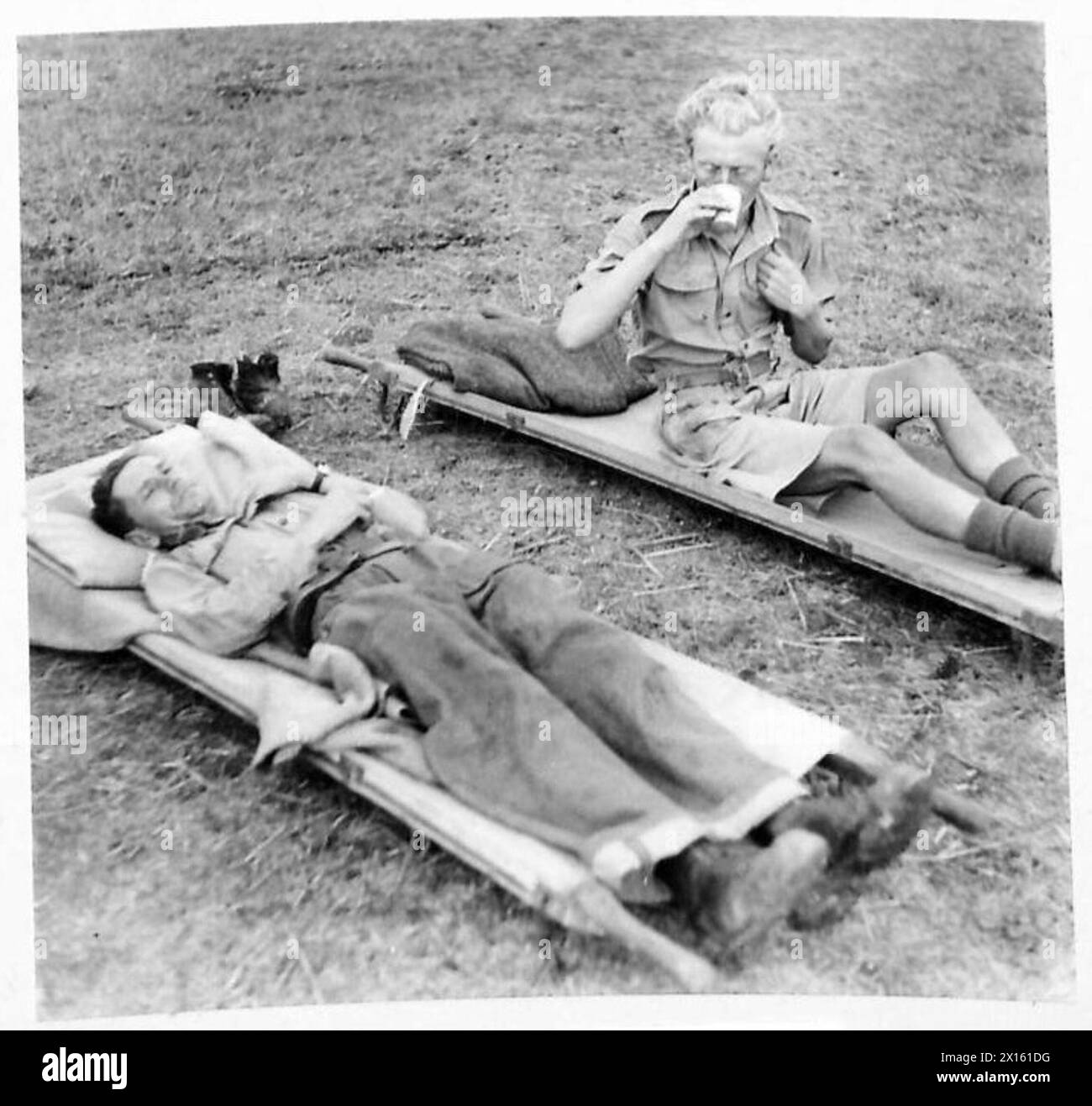 Ein Soldat, Private Warr of Mansfield, erhält einen Drink, nachdem er Blut an der Achten Armeefront in Italien gespendet hat. Stockfoto