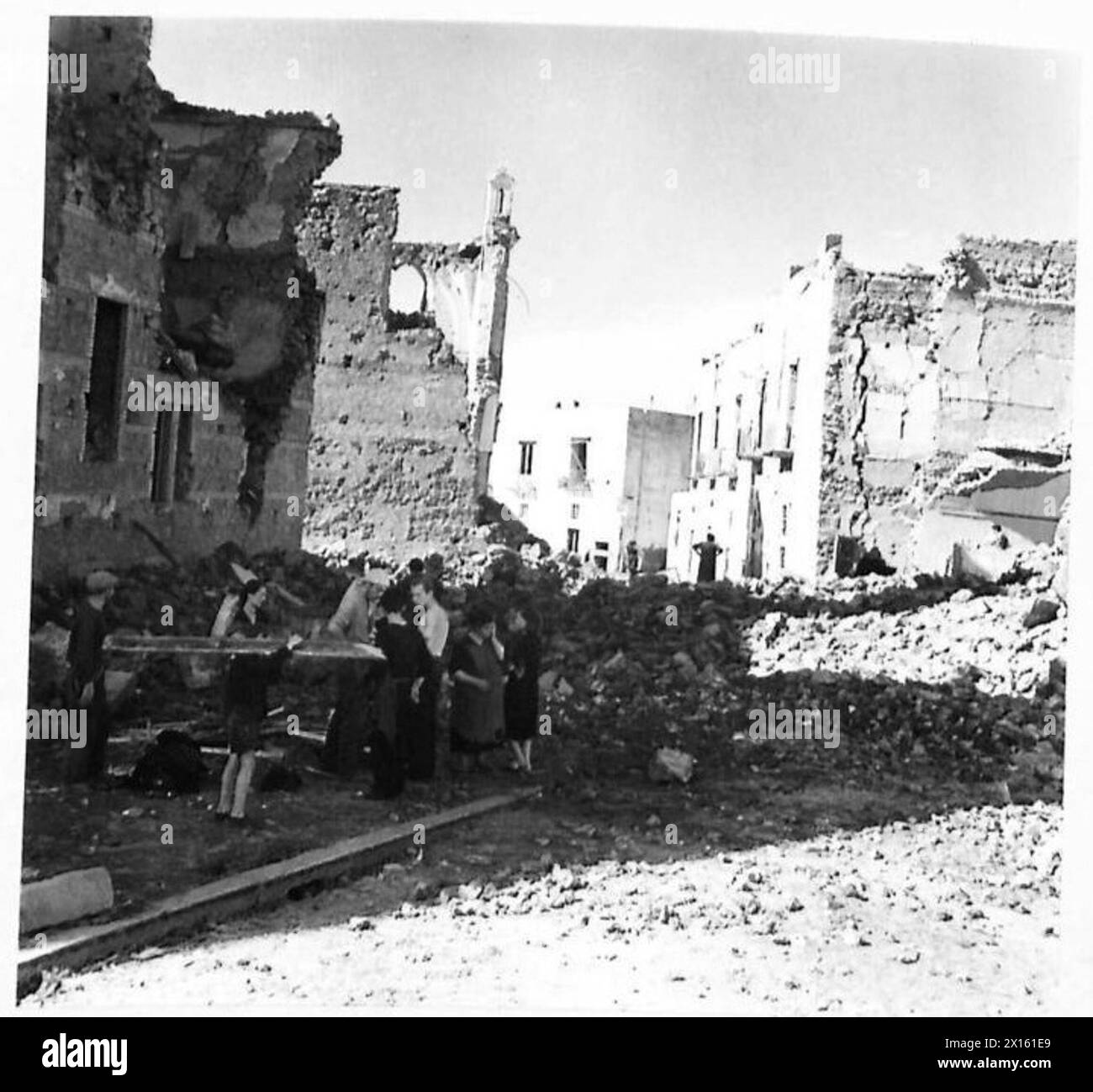 Häuser, die von sich zurückziehenden Truppen abgerissen wurden, blockieren die Hauptstraße durch Torre Annunziata während des Vormarsches der Fünften Armee in Richtung Neapel. Stockfoto
