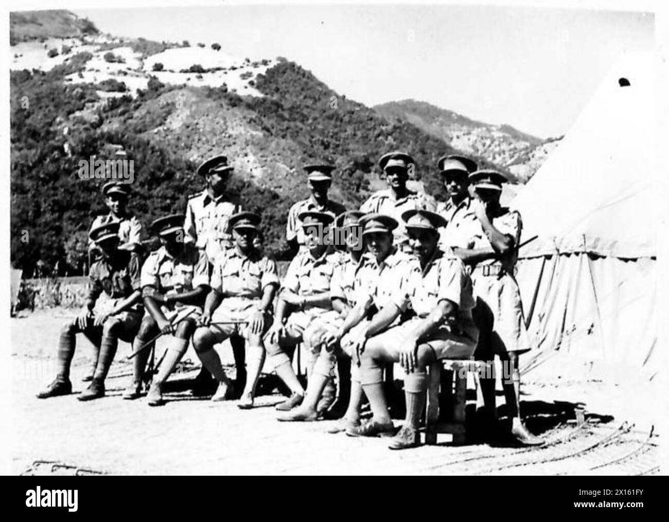 EIN INDISCHES JODHPUR SARDOR-INFANTERIEREGIMENT IN NORDAFRIKA – das O.C. des Regiments, Major RAM Singh, mit einer Gruppe seiner Offiziere der britischen Armee Stockfoto