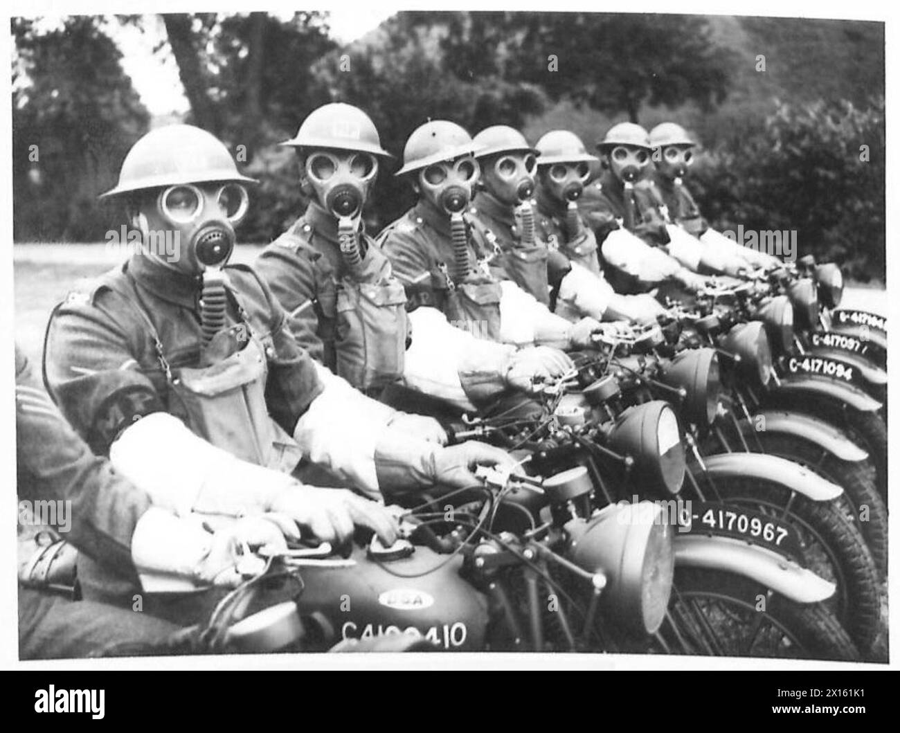 Militärpolizisten-Parade in Gasmasken im Rahmen der Ausbildung und Zeremonialaufgaben der British Army. Stockfoto