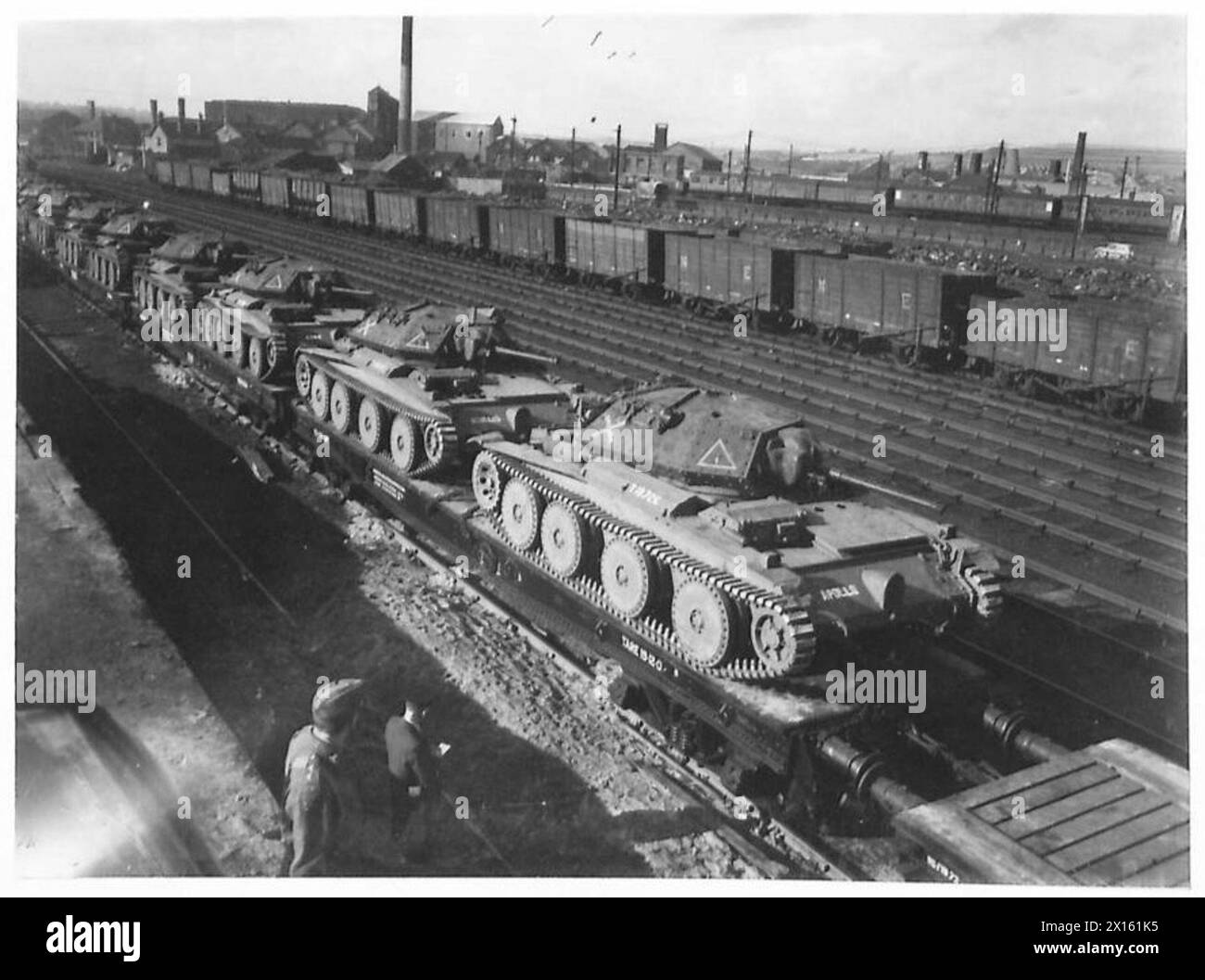Ein Zug transportiert „Covenanter“-Panzer auf dem Weg als Teil der Logistik- und Fahrzeugbewegung der British Army. Stockfoto