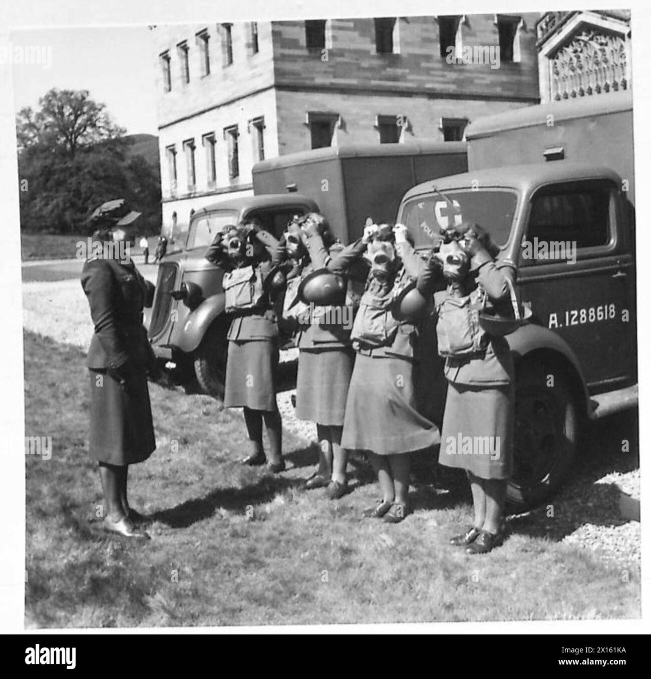 DIE POLNISCHE ARMEE IN GROSSBRITANNIEN, 1940-1947: Diana Napier war eine bekannte Schauspielerin und Ehefrau des in Österreich geborenen Opernsängers Richard Tauber. Weibliche Mitglieder der erste-Hilfe-Krankenpflege-Yeomanry (FANY)-Einheit, die dem 1. Polnischen Korps bei der Übung von Gasmasken in ihren Krankenwagen in Cupar am 1. Juni 1941 angehört. Sie werden von Diana Napier, ihrem Sektionskommandanten British Army, British Army, First Aid Nursing Yeomanry, polnischer Armee, polnischer Armee, polnischer Armee im Westen, 1. Korps, Napier, Diana überwacht Stockfoto