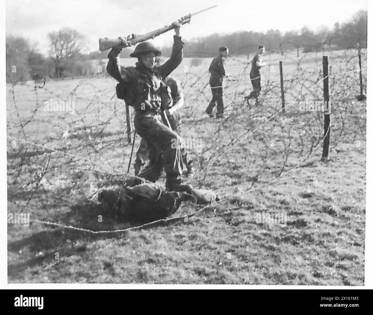 ANSTRENGENDES TRAINING IN DER KAMPFSCHULE - eines der Stacheldrahthindernisse der British Army Stockfoto