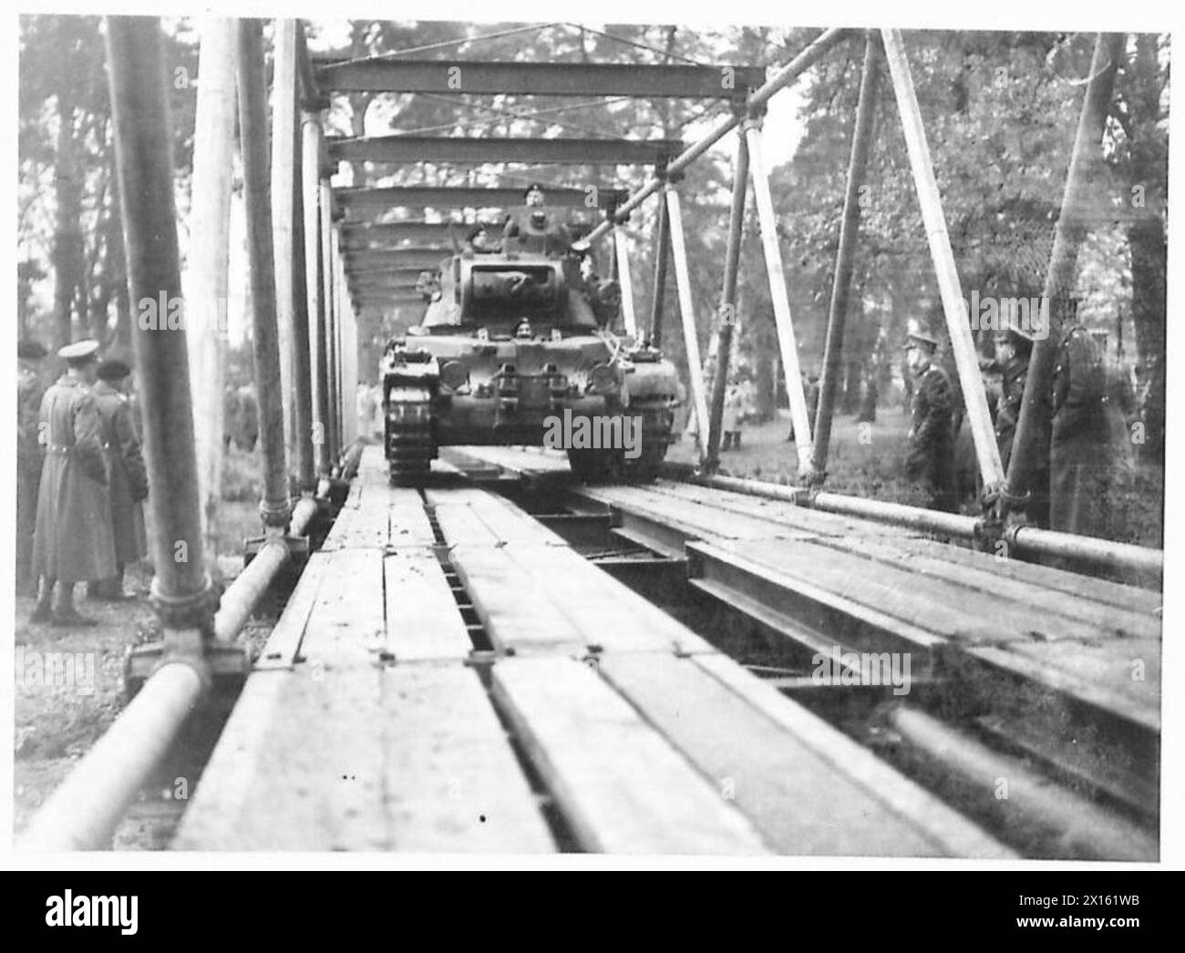 Die britische Armee demonstriert einen Mark II Infanteriepanzer, der eine Militärbrücke überquert. Stockfoto