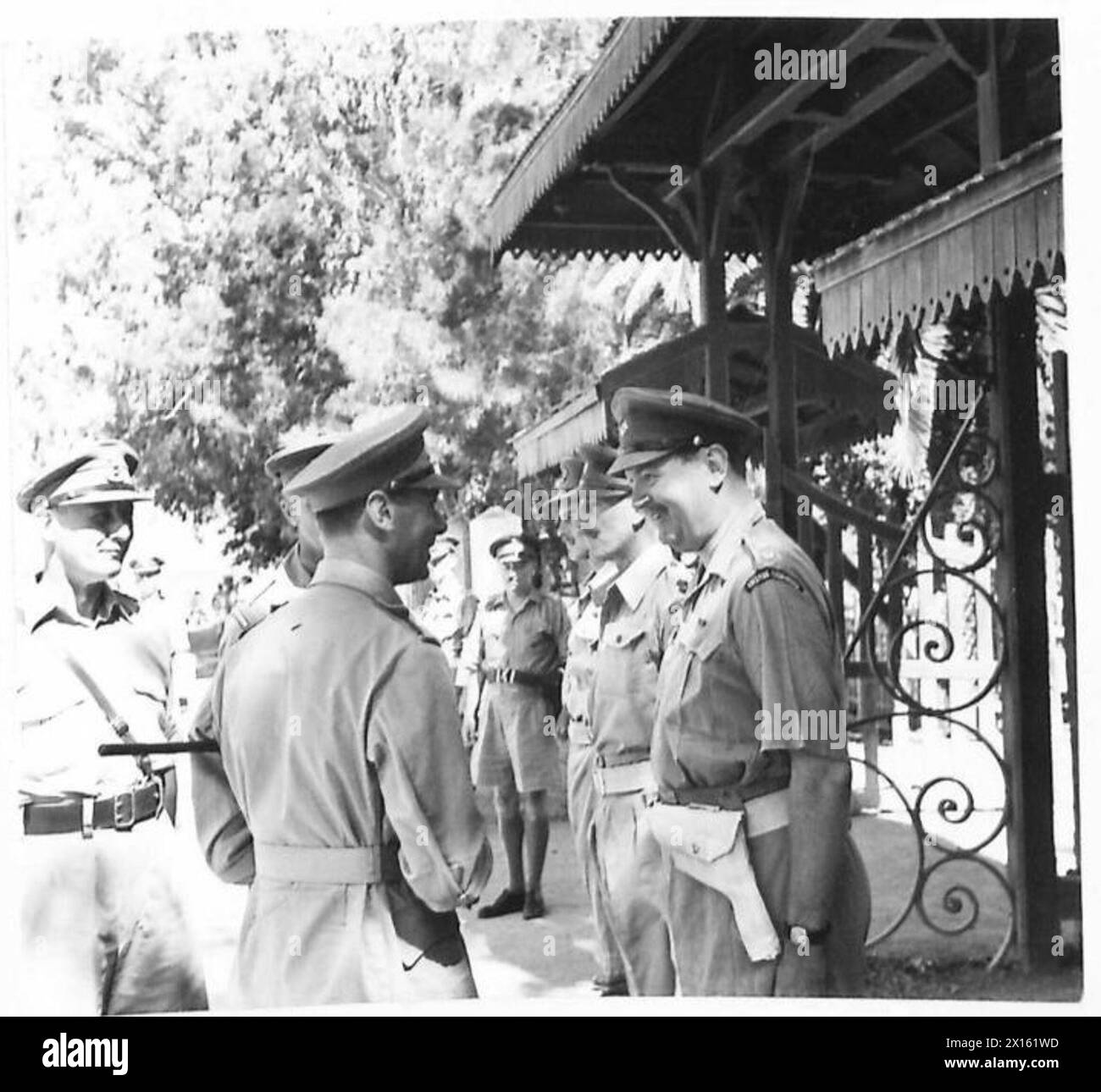 Seine Majestät der König unterhält sich mit einem Offizier der irischen Garde, während er Mitarbeiter der britischen Armee in Nordafrika besucht. Stockfoto