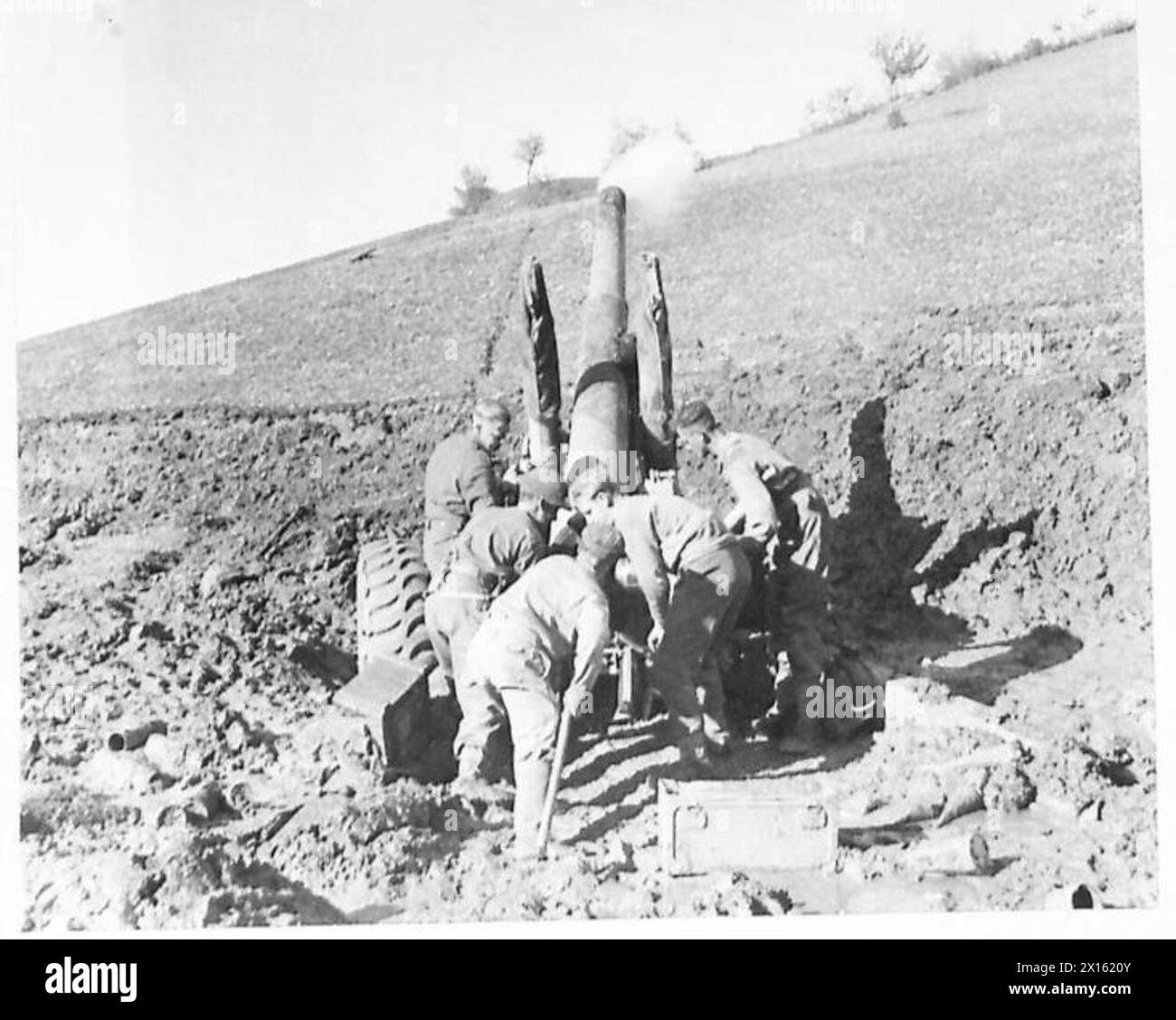 B Truppe 101/75 Medium Regiment betreibt eine 5,5-Zoll-Kanone in Italien; Besatzung ist Bdr. Johnson, Gnr. Laing, Gnr. Brett, Gnr. Clarke und GNR. Turner, Britische Armee. Stockfoto