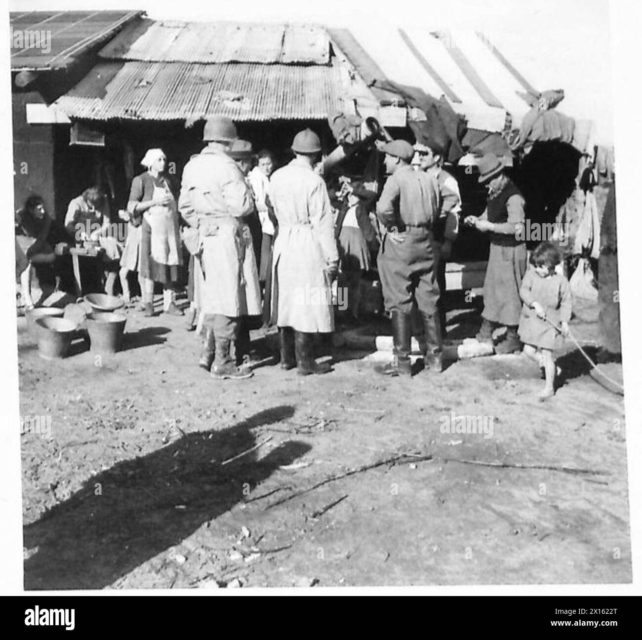 Major Knight und der Prinz besuchen evakuierte Familien in Campagne Settlement, einem Lager, das aus verlagerten Holzbaracken mit etwa 1.000 Zivilisten erbaut wurde. Stockfoto
