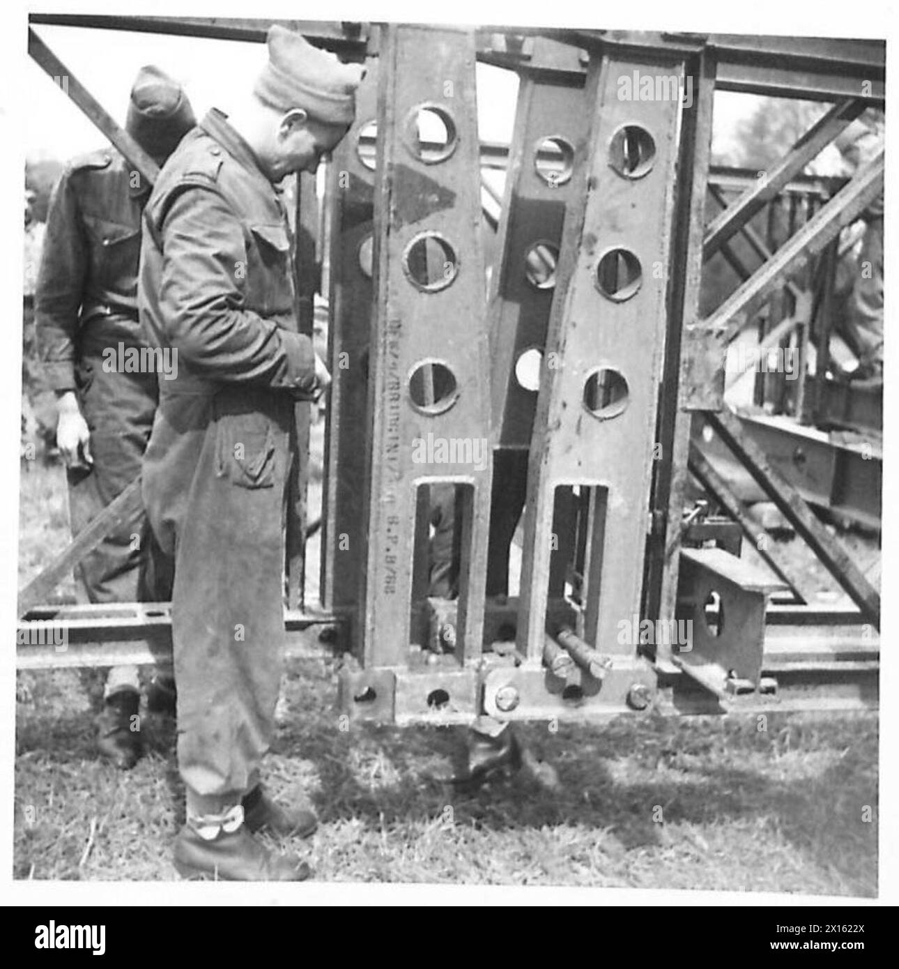Eine Brücke über die Brücken von Bailey ist auf Fehlausrichtung einstellbar und liegt auf dem Drehpunkt des Turms, Teil der British Army Engineering. Stockfoto