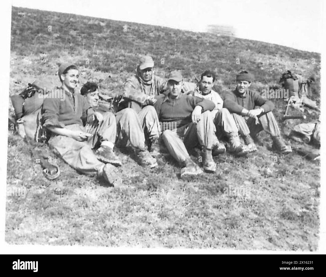 8. ARMEE: VERSCHIEDENE - Männer von Lovats Pfadfindern ruhen in SAN APPOLINARE aus, bis die Dämmerung ihre Bewegungen in Vorwärtsstellungen verdeckt. In der Gruppe sind: Don McQueen aus South Uist, Western Isles L/CPL. Norman MacDonald von der Isle of Skye MTR. High Gunn of Skerry Tongue, Sutherlandshire MTR. Jim Forsythe aus Dunvegan, Isle of Skye CPL, Don Robertson aus North Uist, Western Isles British Army Stockfoto