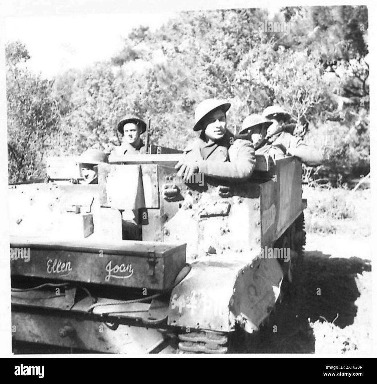 Private Johnson sitzt neben dem Fahrer in einer Bren-Fluggesellschaft, die zu seiner Firma am Anzio-Brückenkopf vorrückt. Stockfoto