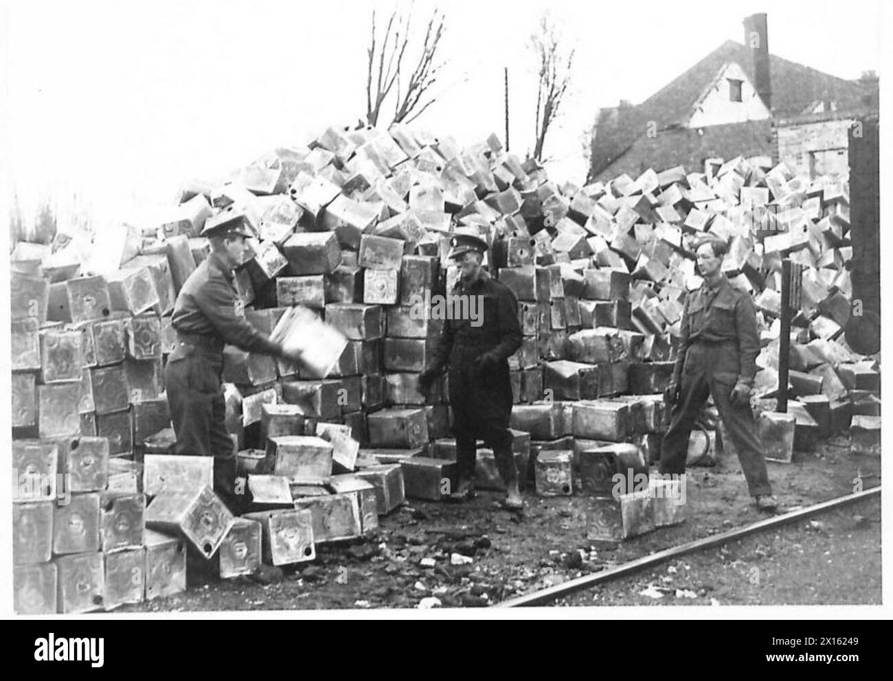 BERGUNGSZENTRUM - Ein Haufen leerer Benzindosen der britischen Armee Stockfoto