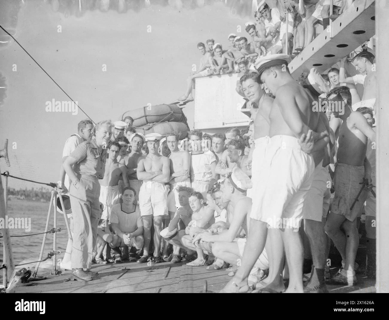 Gracie Fields besuchte am 20. Oktober 1945 Einheiten der British East Indies Fleet in Trincomalee, Ceylon, an Bord der HMS Verulam, wo sie die Besatzung im Gemeindegesang leiteten. Stockfoto Gracie Fields besuchte am 20. Oktober 1945 Einheiten der British East Indies Fleet in Trincomalee, Ceylon, an Bord der HMS Verulam, wo sie die Besatzung im Gemeindegesang leiteten. Stockfoto