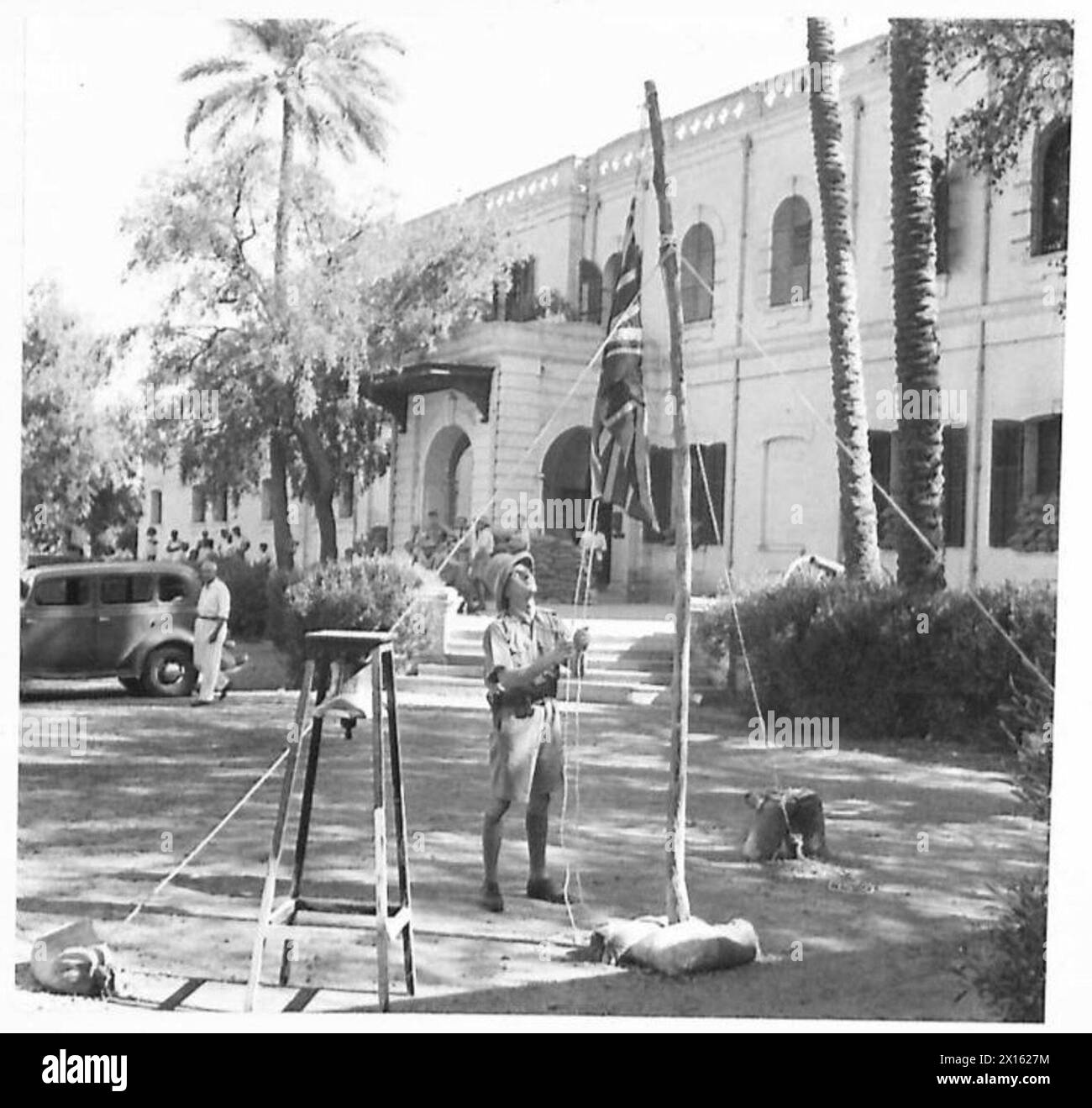 Ein provisorischer Flaggenmast wird auf dem Botschaftsgelände errichtet, um die Flagge am Laufen zu halten, nachdem die Briten das Original während der Operationen in Nordafrika und im Nahen Osten 1940–1947 gesenkt hatten. Stockfoto