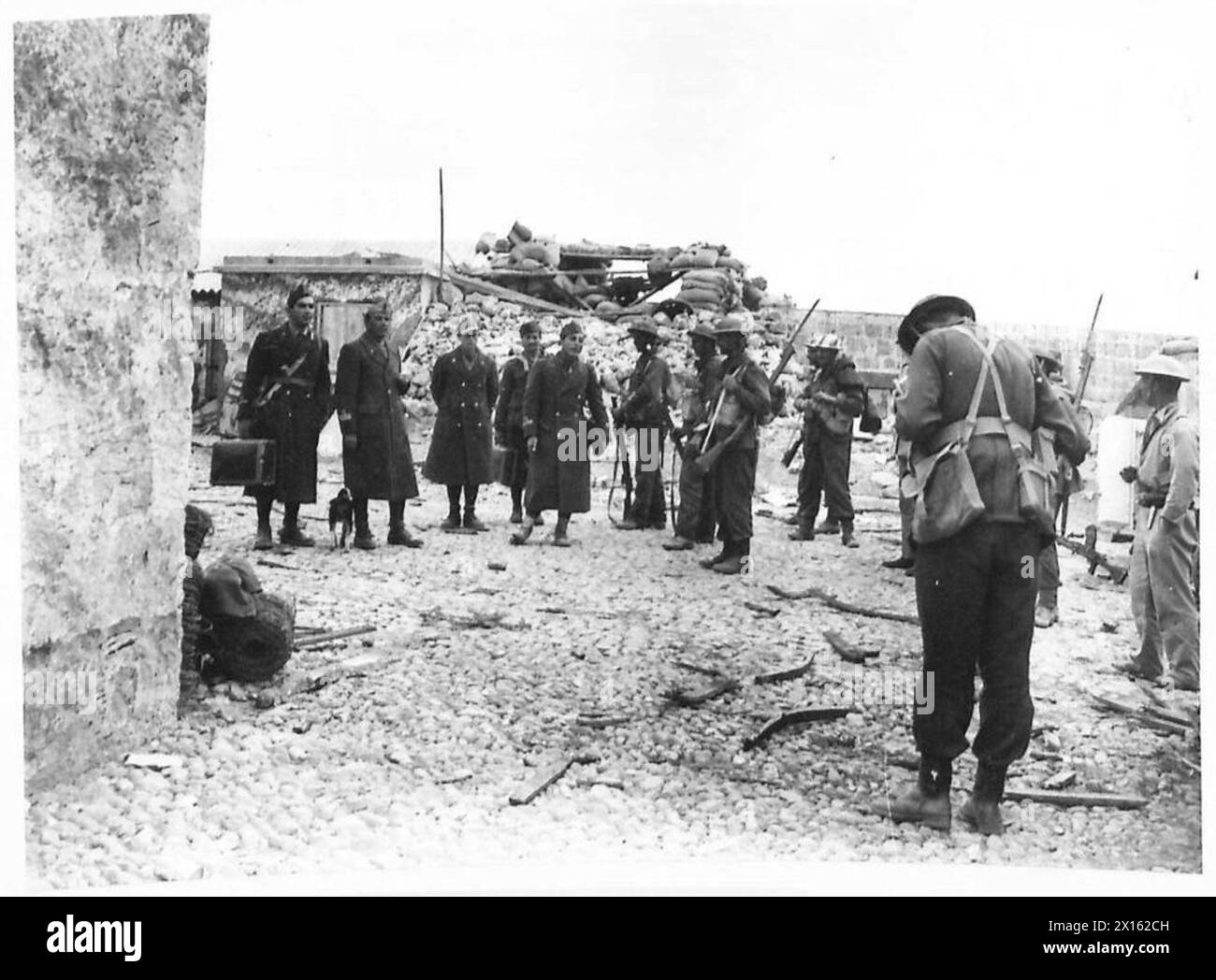 Die Infanterie der Britischen Armee wird in einem Gefangenenlager außerhalb von Derna gezeigt, in dem italienische Gefangene in Gewahrsam sind. Stockfoto