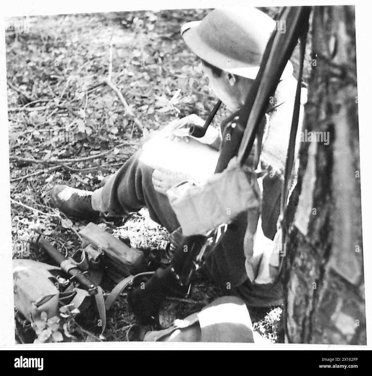 Der Privatmann Johnson von der 5. Armee am Anzio-Brückenkopf schreibt einen Brief an seine Frau, während er im Hauptquartier des Bataillons wartete, als Verstärkung an die Königinnen. Stockfoto