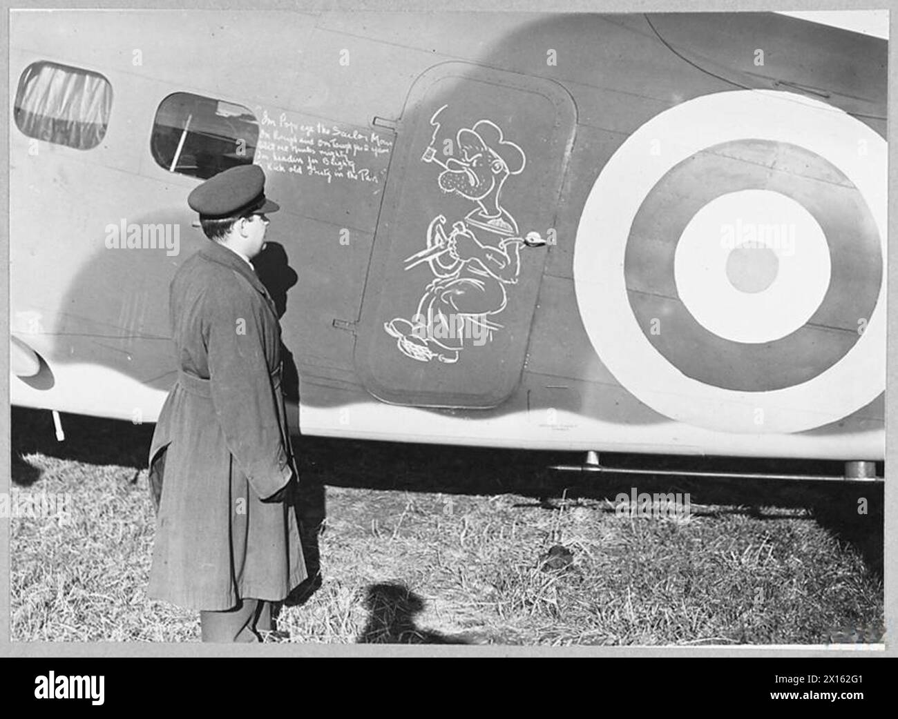 Kanadische Bomber wurden direkt nach Großbritannien gebracht, wobei die Besatzungen Flugzeugmarkierungen und das „Popeye“-Maskottchen während der Überführungsoperationen inspizierten. Stockfoto