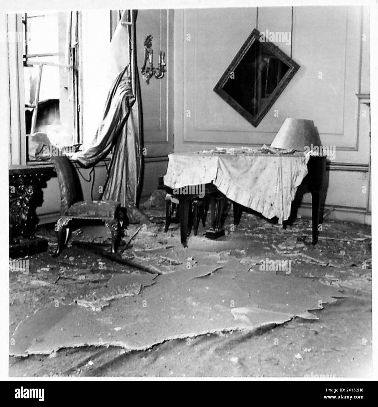 Eine Ecke des beschädigten Salons in der Downing Street 10 zeigt Gips, der nach einem Angriff während der Kriegszeit von der Decke gefallen ist. Stockfoto