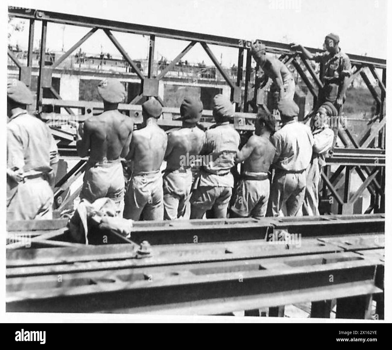 DIE ZERSTÖRUNG DES LIRI-STAUDAMMS – die Bailey-Brücke wurde von 12 kanadischen FD gebaut. Coy., R.C.E., fast fertig - nur 20 Stunden nachdem die Stadt S. Giovanni von der französischen Britischen Armee eingenommen wurde Stockfoto