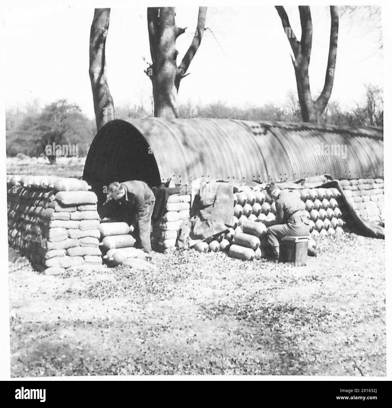 Das Personal der britischen Armee führt Reparaturen an einem Livens-Gerät durch, wobei die Betriebsbereitschaft und die Funktionalität der Ausrüstung gewahrt bleiben. Stockfoto