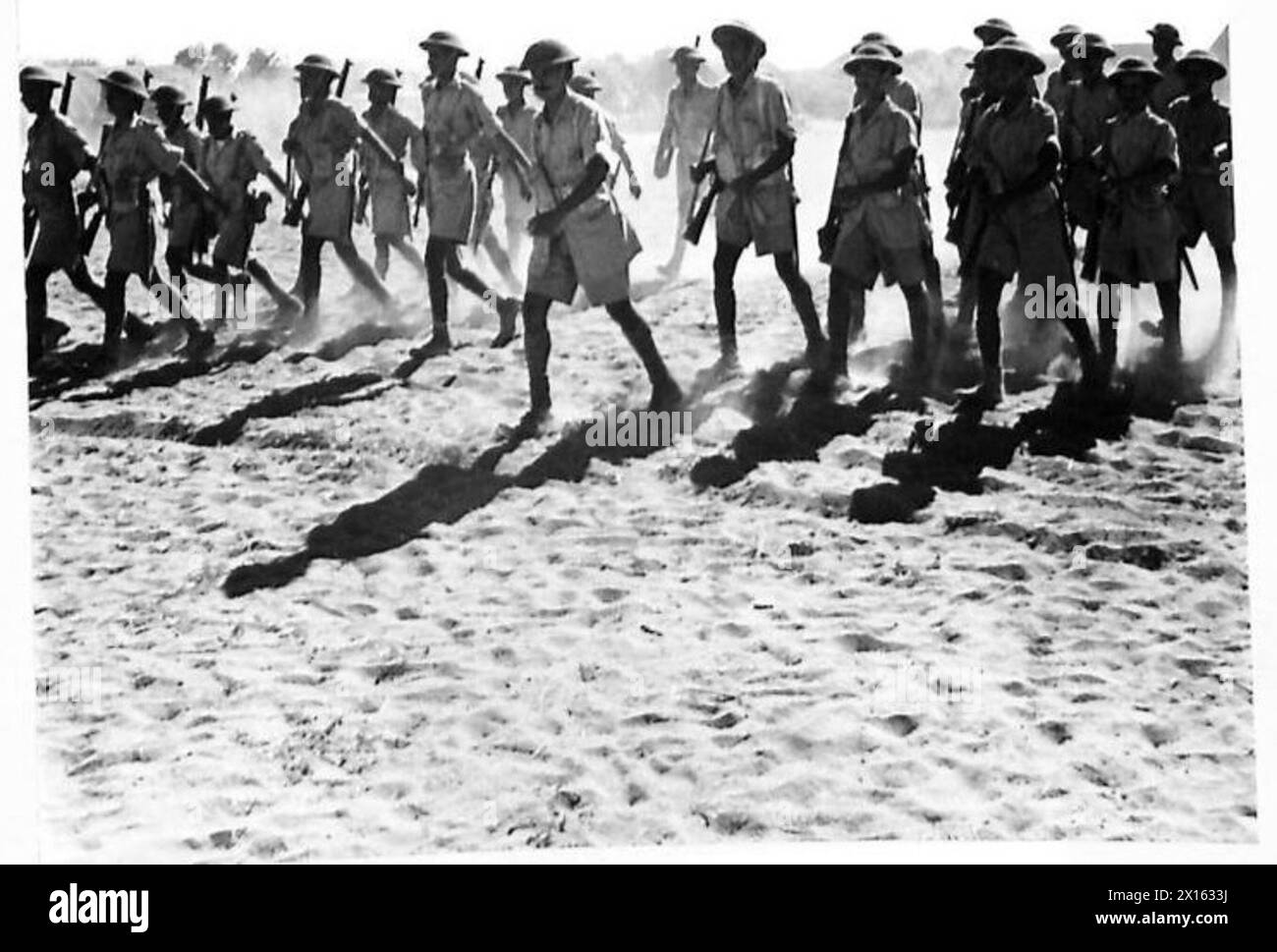EIN INDISCHES JODHPUR SARDOR-INFANTERIEREGIMENT IN NORDAFRIKA - die Truppen, die bei Squad gesehen wurden, bohren am Strand der Britischen Armee Stockfoto