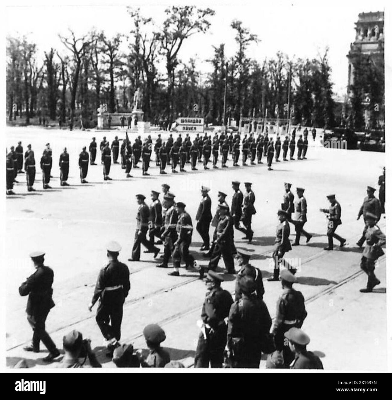 EINSETZUNG RUSSISCHER GENERÄLE DURCH FELDMARSCHALL MONTGOMERY - verschiedene Aufnahmen der Inspektion der britischen Armee, 21. Armeegruppe Stockfoto