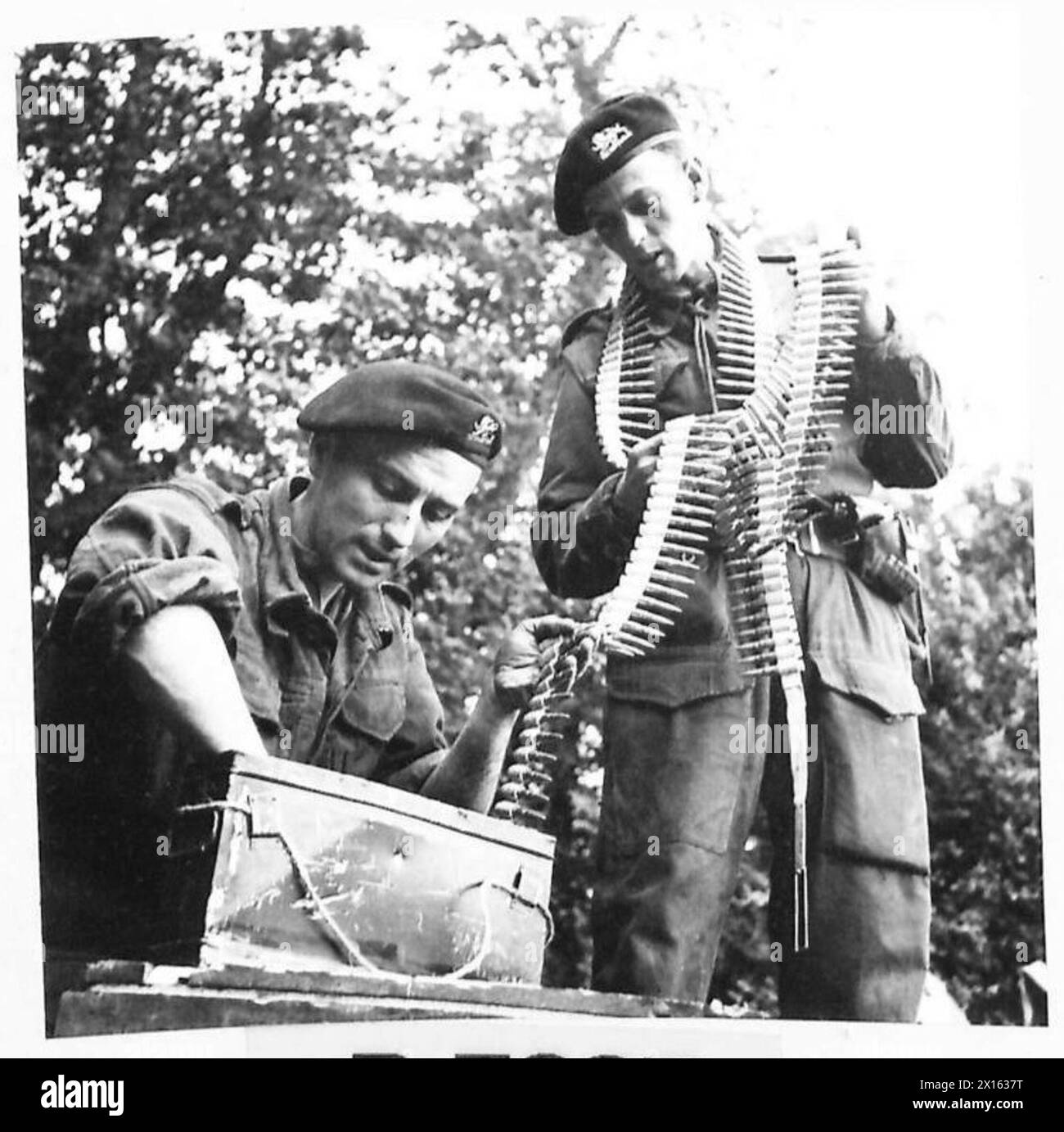 Churchill Panzerbesatzung packt Besa Maschinengewehrmunition für die Lagerung im Fahrzeug, bereitet sich auf die Operationen vor, britische Armee, 21. Armeegruppe. Stockfoto