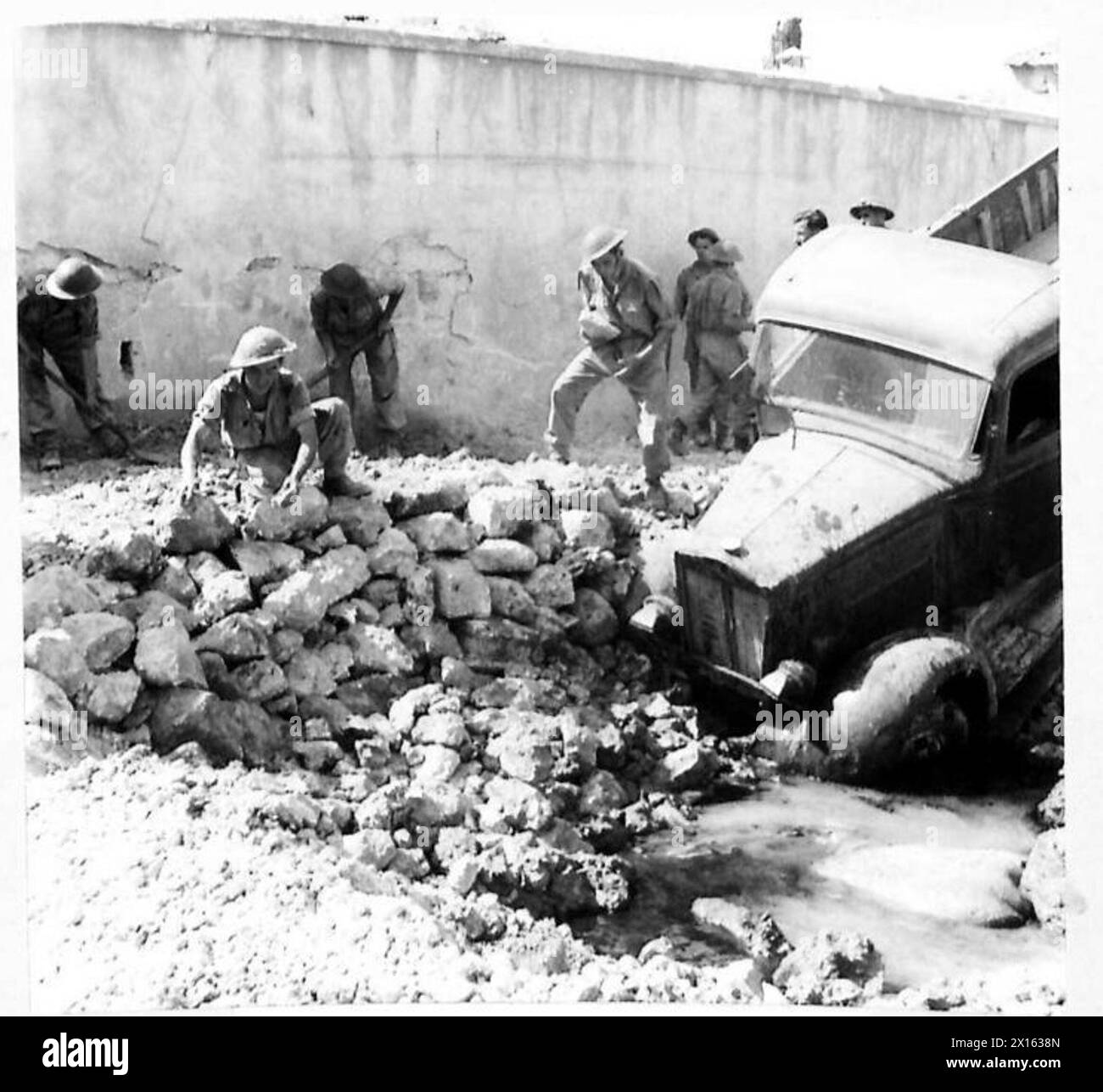 Nach dem Fall Augustas füllten die Royal Engineers der 7 Field Company Bombenkrater, die durch RAF-Angriffe auf die Straßen verursacht wurden, um die Mobilität in der Stadt wiederherzustellen. Stockfoto