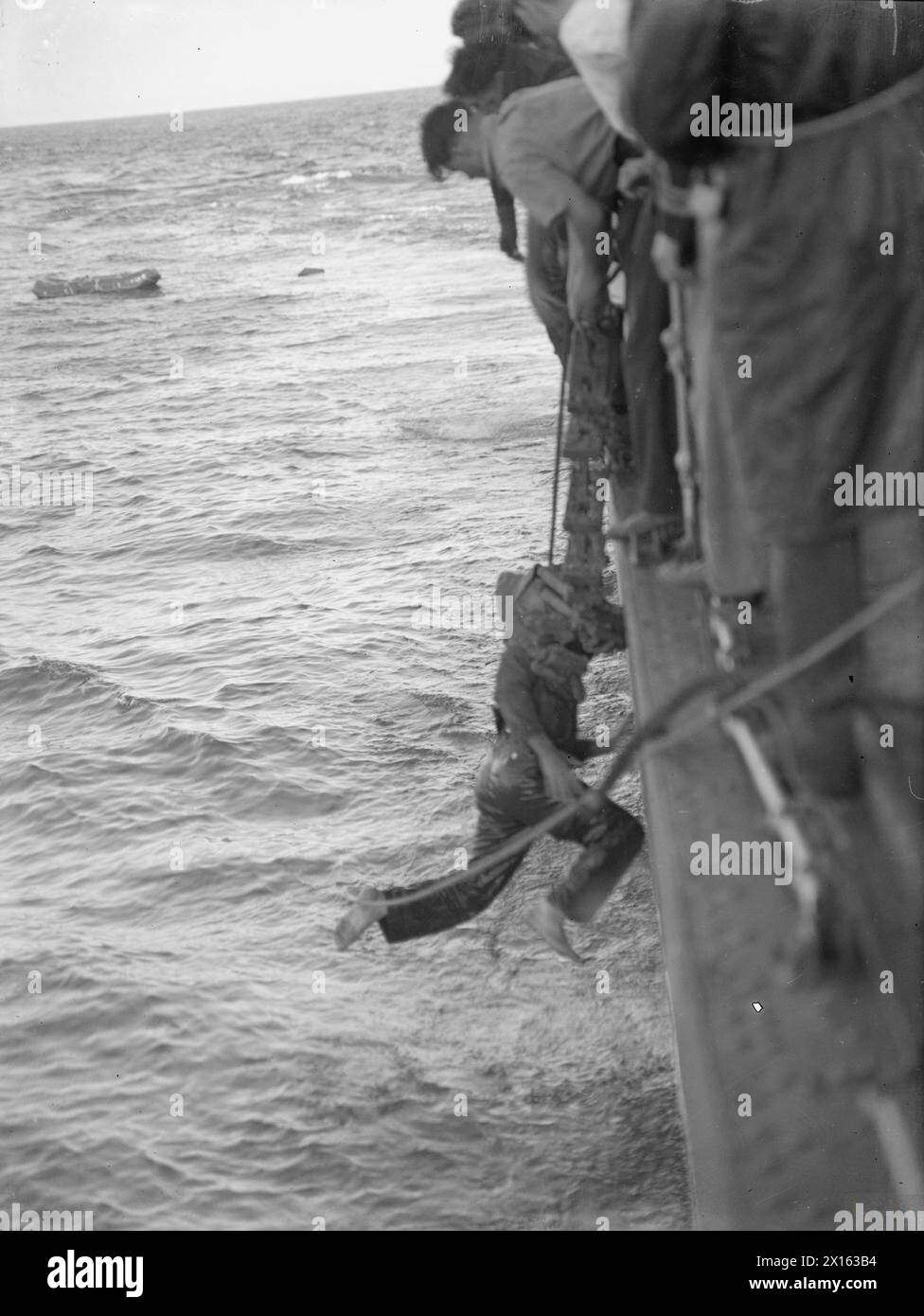 Vom 12. Bis 13. Mai 1943 patrouillierten leichte Streitkräfte der Royal Navy vor Tunis die sizilianischen Narrows, um Rommels Afrika-Korps daran zu hindern, Nordafrika zu evakuieren. Ein deutscher Soldat wird in der Nähe von Malta mit einem Seil an Bord gebracht. Stockfoto