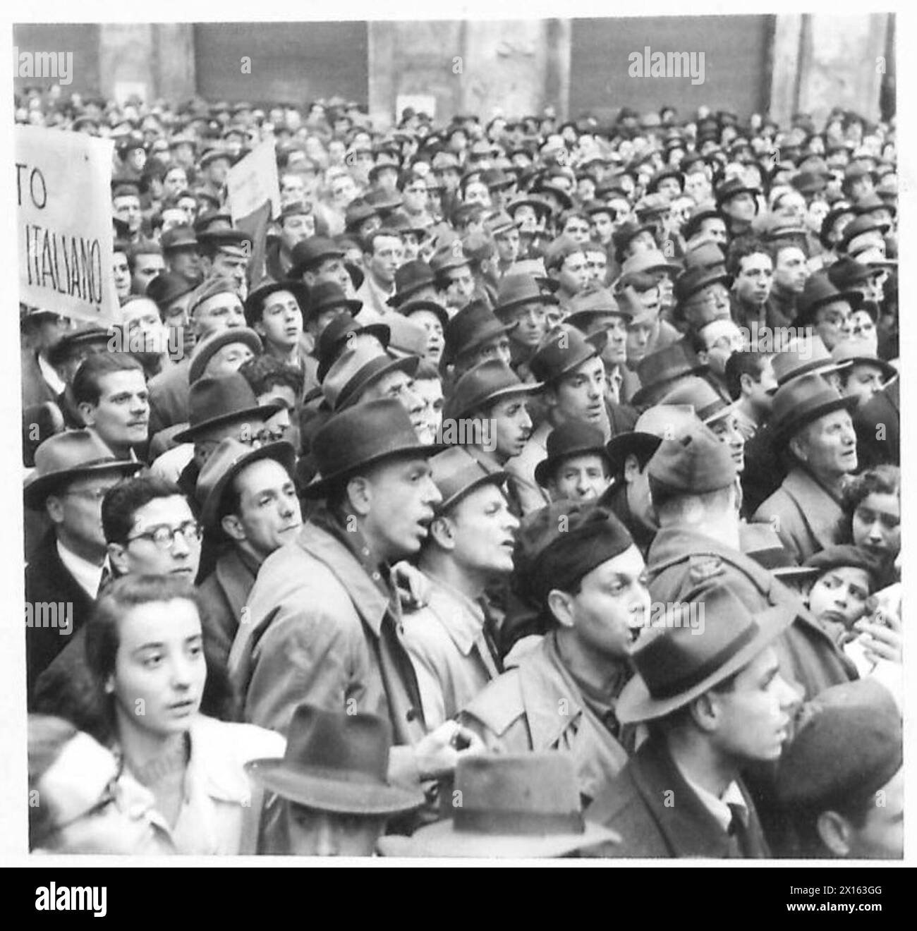 Während eines politischen Treffens in Neapel, das unter der Aufsicht der britischen Armee stattfand, werden die Menschenmassen beobachtet. Stockfoto
